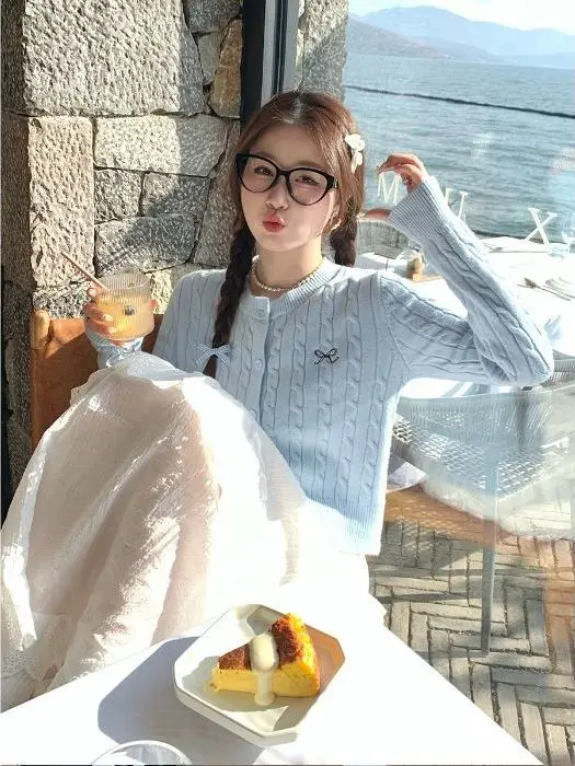 Blue Knitted Cardigan Sweater Women's Style Knot Embroidery Twist Early Autumn Top Korean Style Commute Wear
Blue Knitted Cardigan Sweater Women's Style Knot Embroidery Twist Early Autumn Top Korean Style Commute Wear