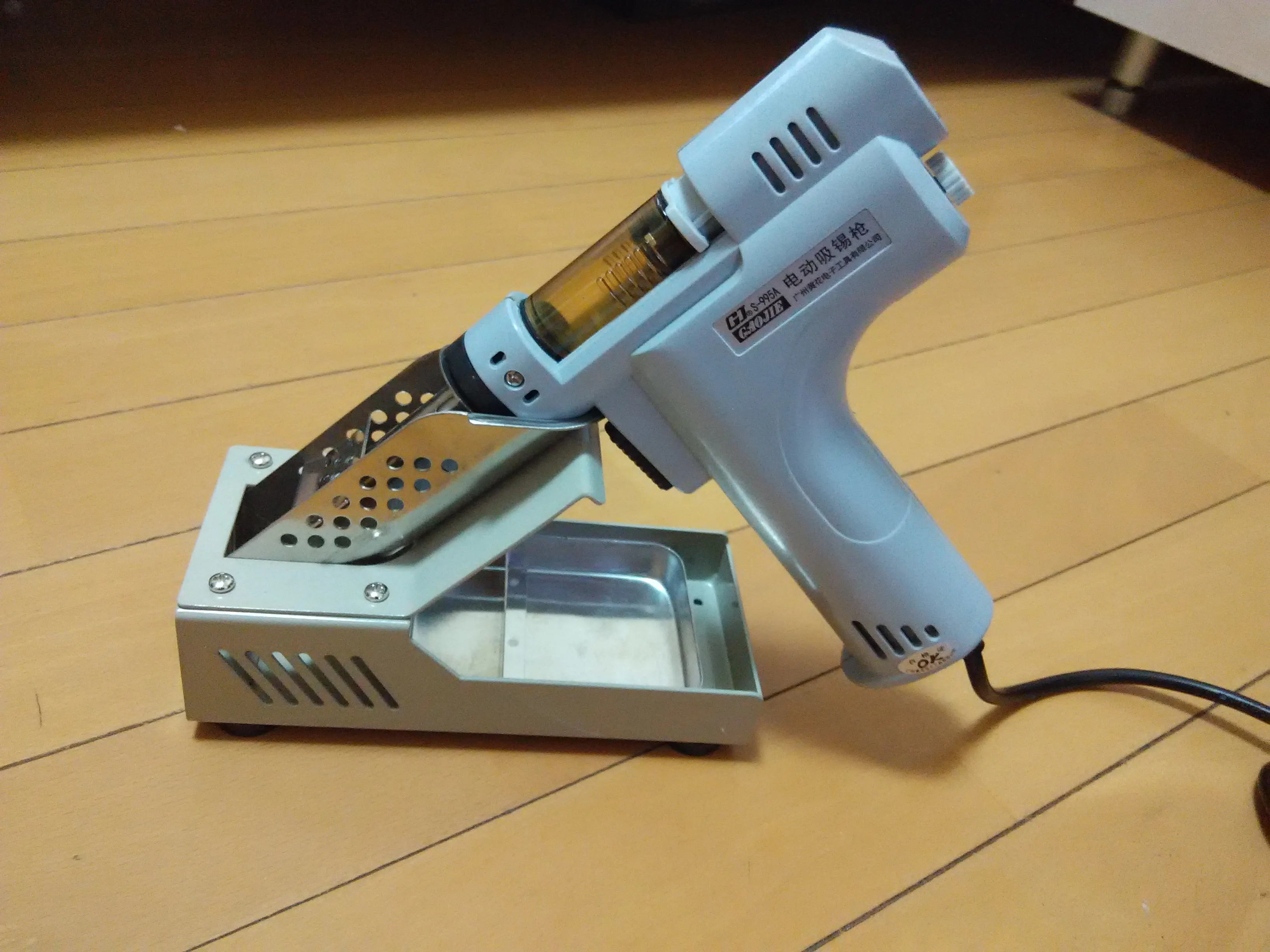 S-995A Electric Desoldering gun Desoldering Pump Soldering Iron Stable Temperature 220V100W
S-995A Electric Desoldering gun Desoldering Pump Soldering Iron Stable Temperature 220V100W