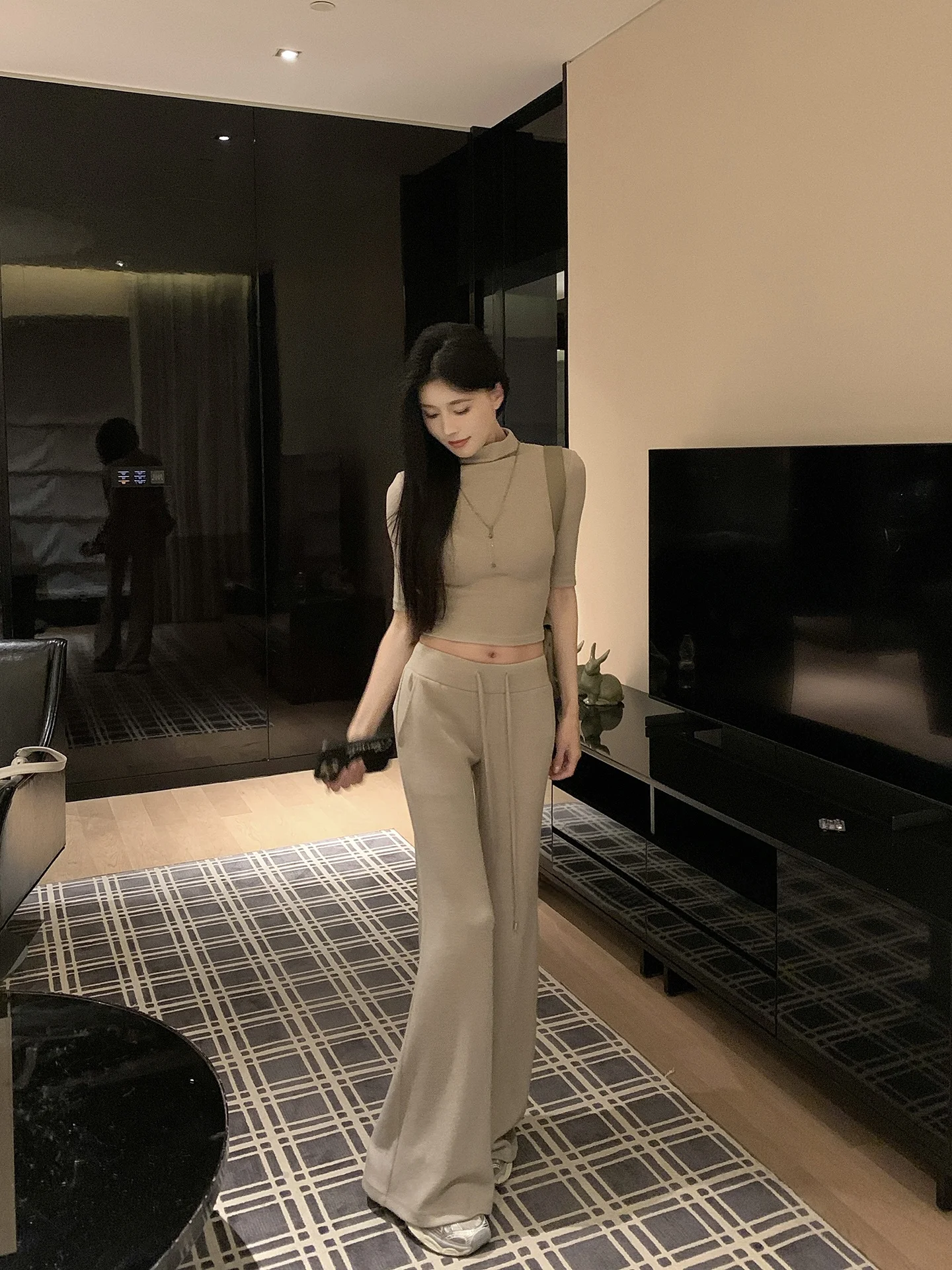 Chenxi He Spring Casual Set Half High Collar Half Sleeve Short Slimming Top with Belt Wide Leg Pants Women's Fashion Set
Chenxi He Spring Casual Set Half High Collar Half Sleeve Short Slimming Top with Belt Wide Leg Pants Women's Fashion Set