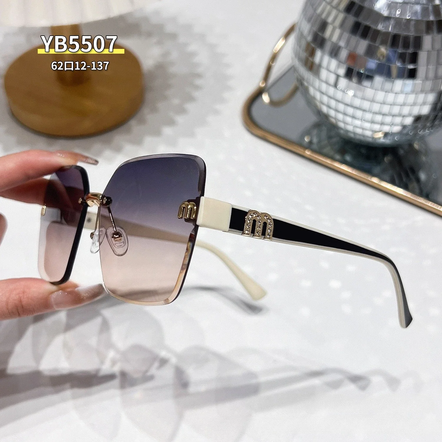 2025 Designer Crystal Edge Sunglasses - Frameless Luxury Shades with Rhinestones, UV Protection Trendy Eyewear
2025 Designer Crystal Edge Sunglasses - Frameless Luxury Shades with Rhinestones, UV Protection Trendy Eyewear