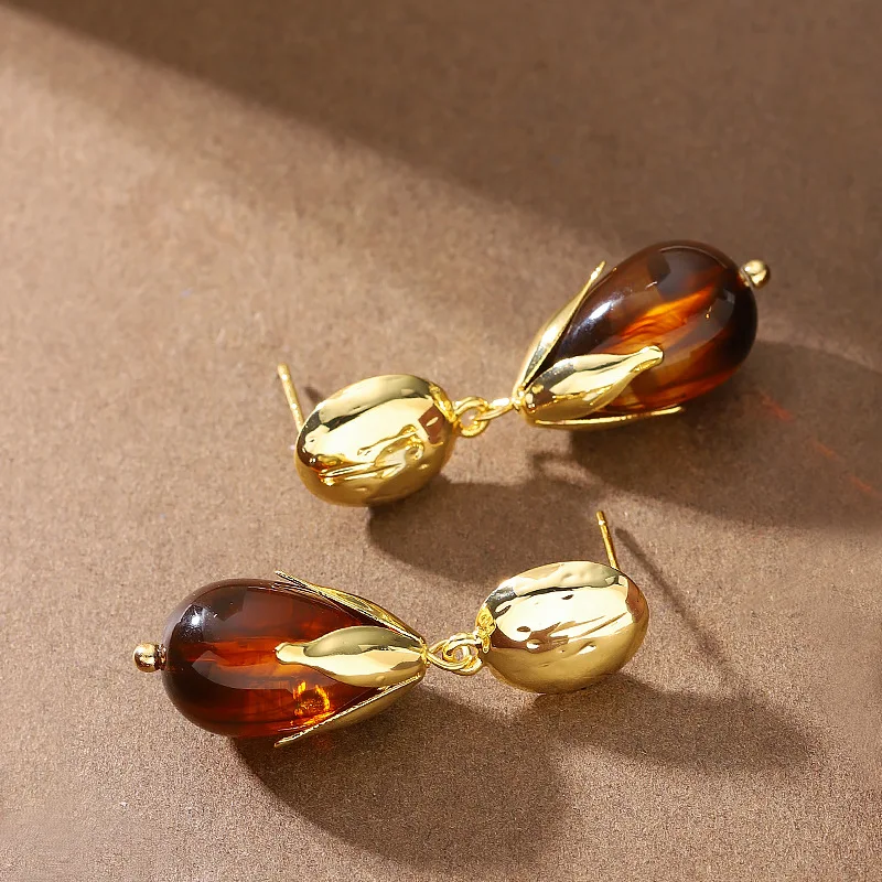 Retro exquisite personalized Maillard coffee drop-shaped resin earrings niche light luxury high-end holiday style earrings
Retro exquisite personalized Maillard coffee drop-shaped resin earrings niche light luxury high-end holiday style earrings