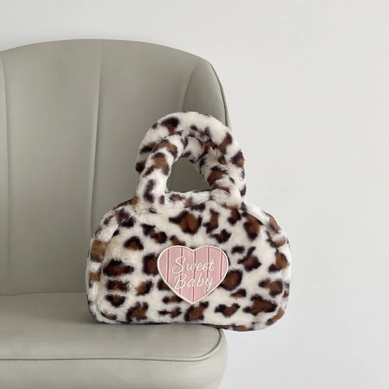 Милые плюшевые сумки-леопарды для женщин: новая зимняя модель с молнией, большой вместимости, с вышивкой в виде сердца, повседневная сумка с надписью, высокое качество
Милые плюшевые сумки-леопарды для женщин: новая зимняя модель с молнией, большой вместимости, с вышивкой в виде сердца, повседневная сумка с надписью, высокое качество