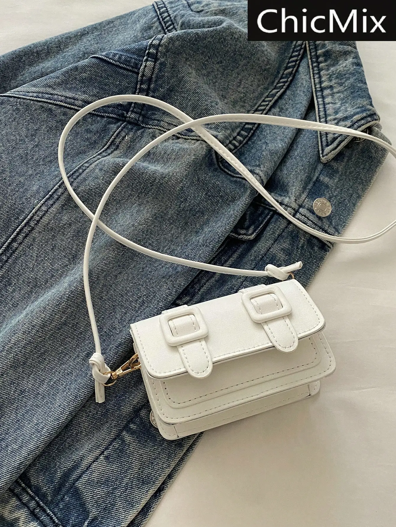 Миниатюрная белая структурированная сумка через плечо с пряжкой
Миниатюрная белая структурированная сумка через плечо с пряжкой