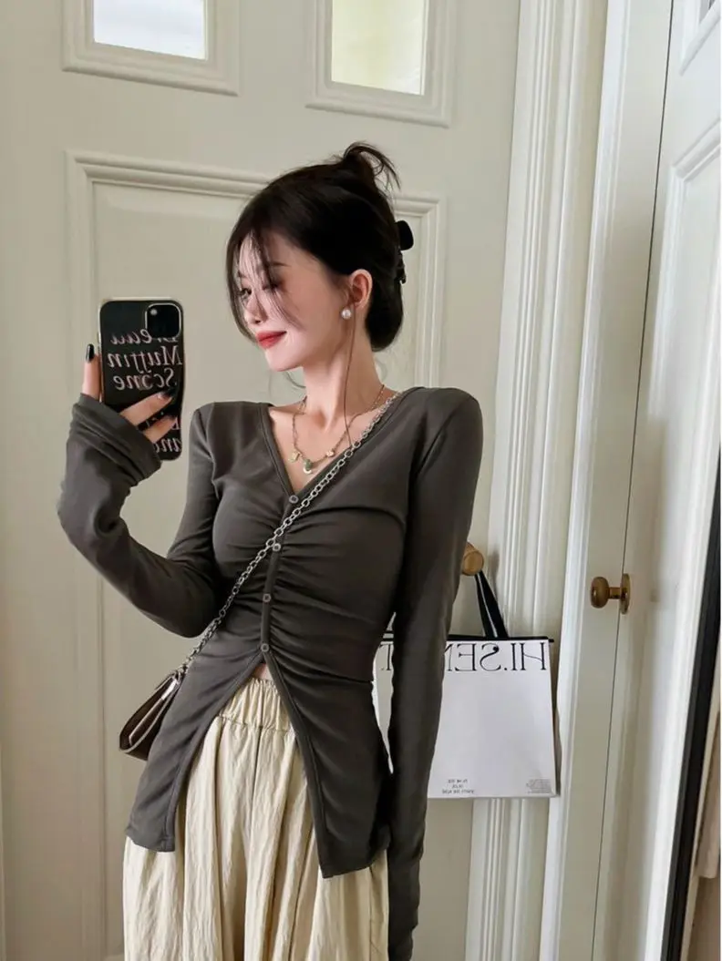 Autumn New V-neck Slim-fit Long-sleeved T-shirt Top Comfortable With A Solid Color Light Base Shirt Pleated Sexy Blouse
Autumn New V-neck Slim-fit Long-sleeved T-shirt Top Comfortable With A Solid Color Light Base Shirt Pleated Sexy Blouse