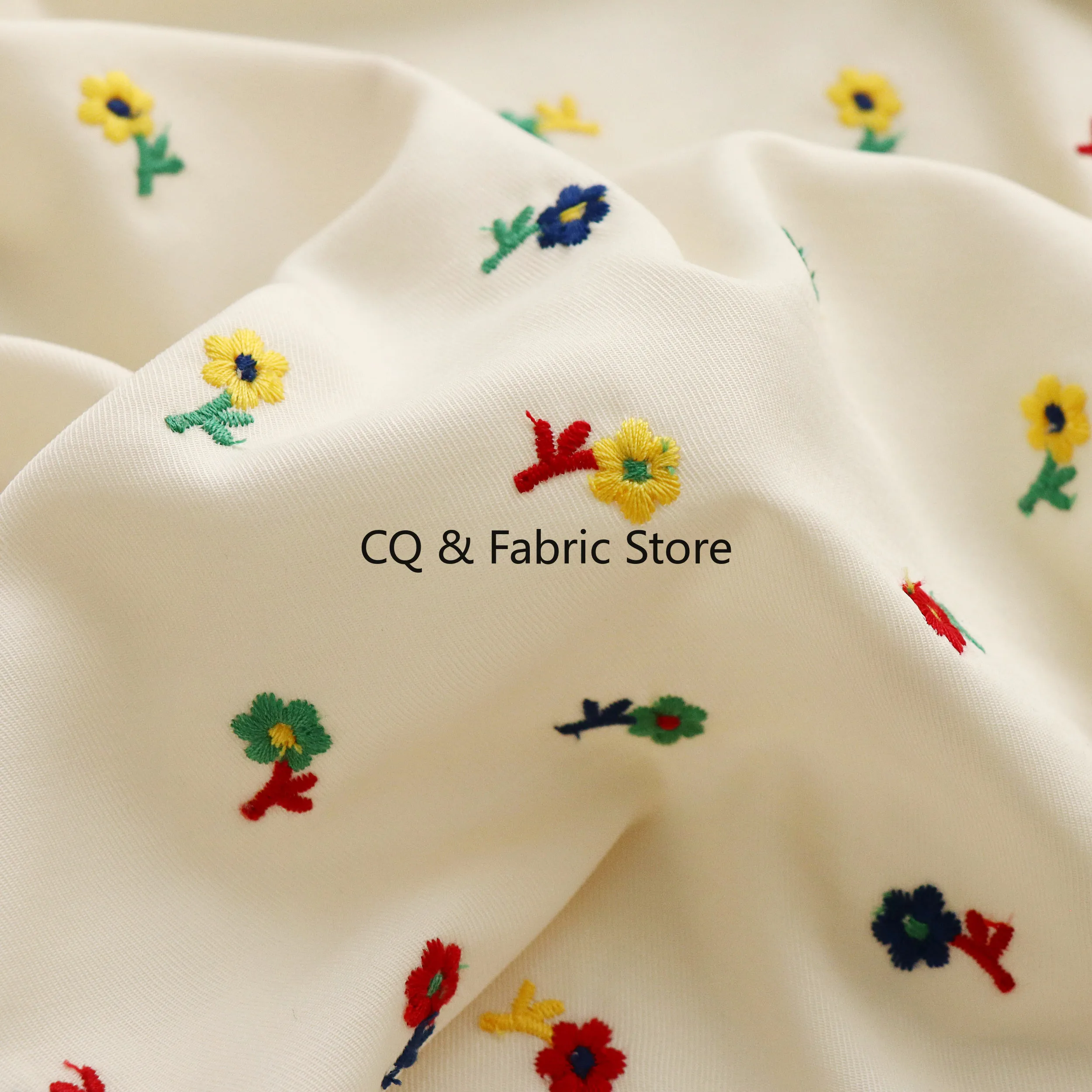 Свежая маленькая цветочная вышивка, бежевая полиэстеровая саржевая ткань с имитацией ацетата для женского платья, маленький костюм, ткань Cheongsam
Свежая маленькая цветочная вышивка, бежевая полиэстеровая саржевая ткань с имитацией ацетата для женского платья, маленький костюм, ткань Cheongsam