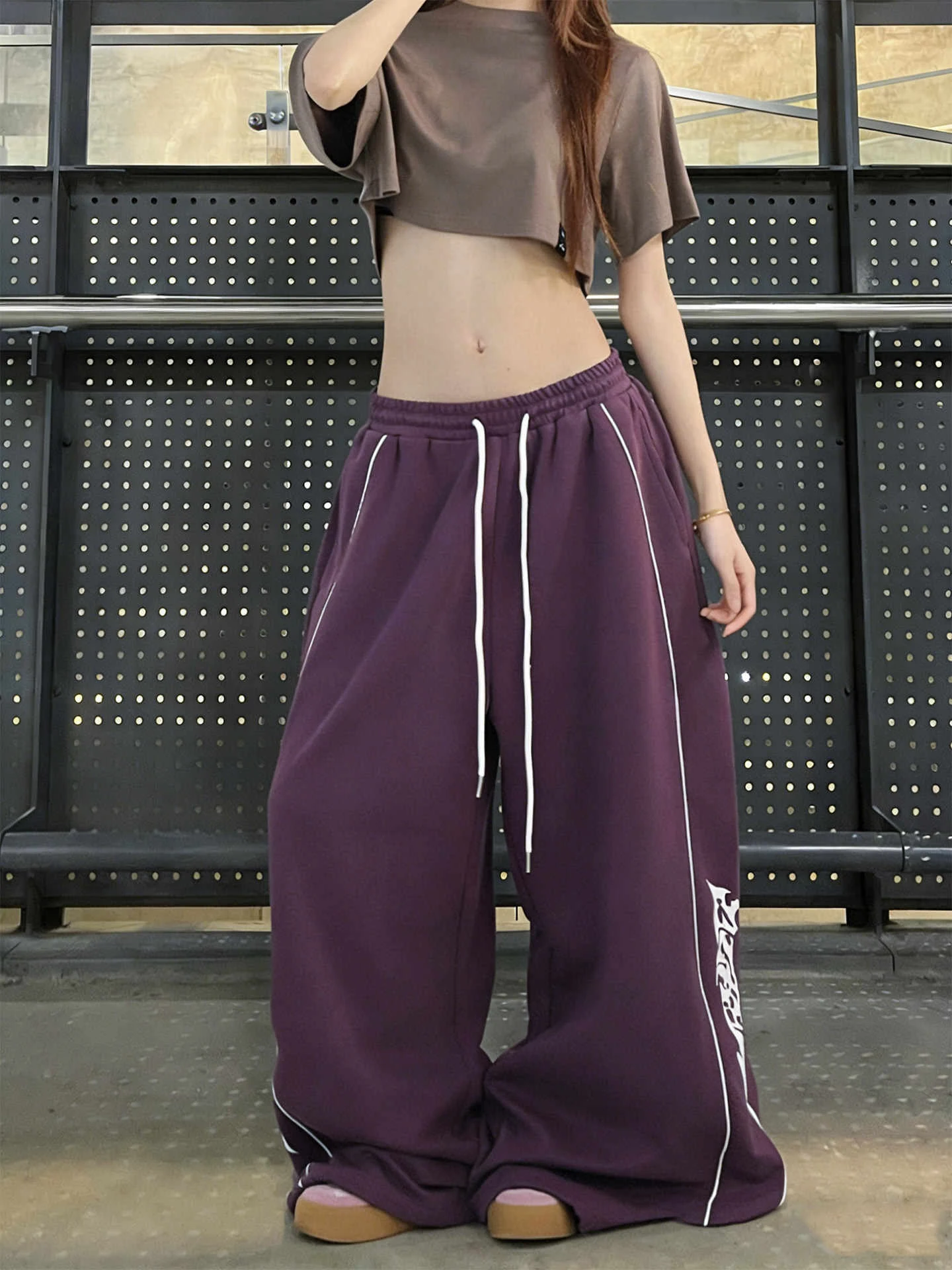 Свободные спортивные брюки в стиле High Street для мужчин, модные повседневные широкие брюки Cleanfit в стиле хип-хоп с цветными вставками для уличных танцев
Свободные спортивные брюки в стиле High Street для мужчин, модные повседневные широкие брюки Cleanfit в стиле хип-хоп с цветными вставками для уличных танцев