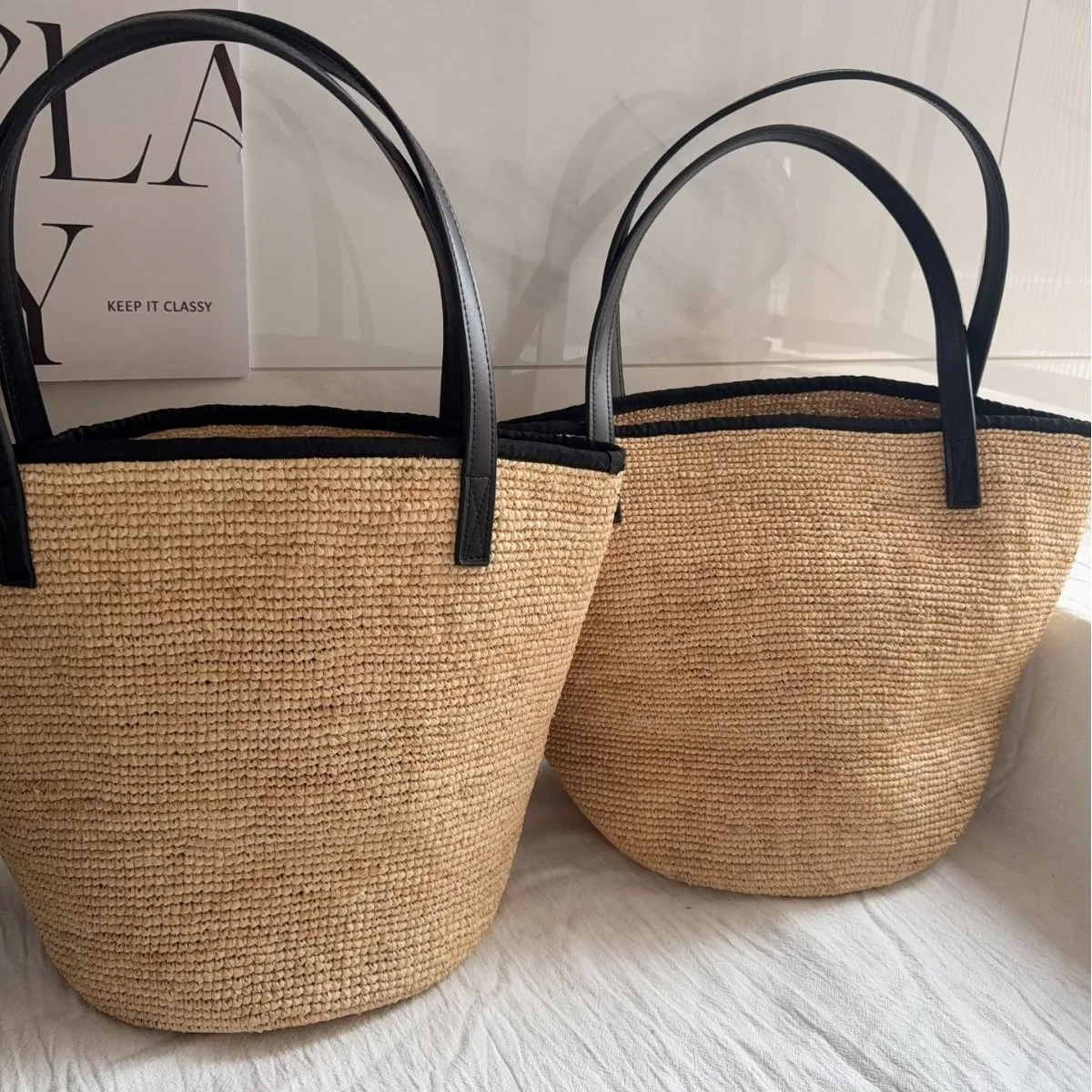 Korean Style 2026 Large Raffia Straw Tote Bag Handwoven with Leather Strap Bucket Shape Open Top for Women Beach Commuter
Korean Style 2026 Large Raffia Straw Tote Bag Handwoven with Leather Strap Bucket Shape Open Top for Women Beach Commuter