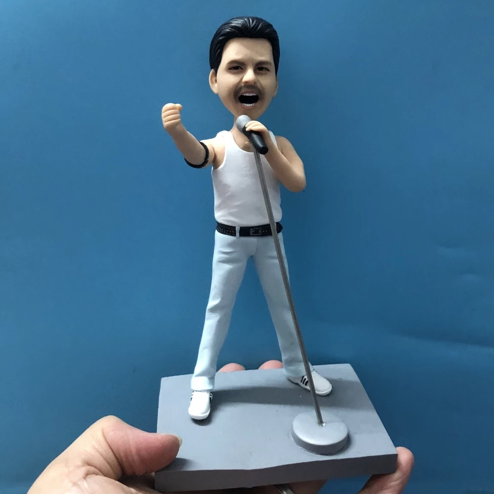 18cm Height Famous Singer Star Dolls Freddie Figurines Funny Puppets with Microphone for Football Cup Song Rock You
18cm Height Famous Singer Star Dolls Freddie Figurines Funny Puppets with Microphone for Football Cup Song Rock You