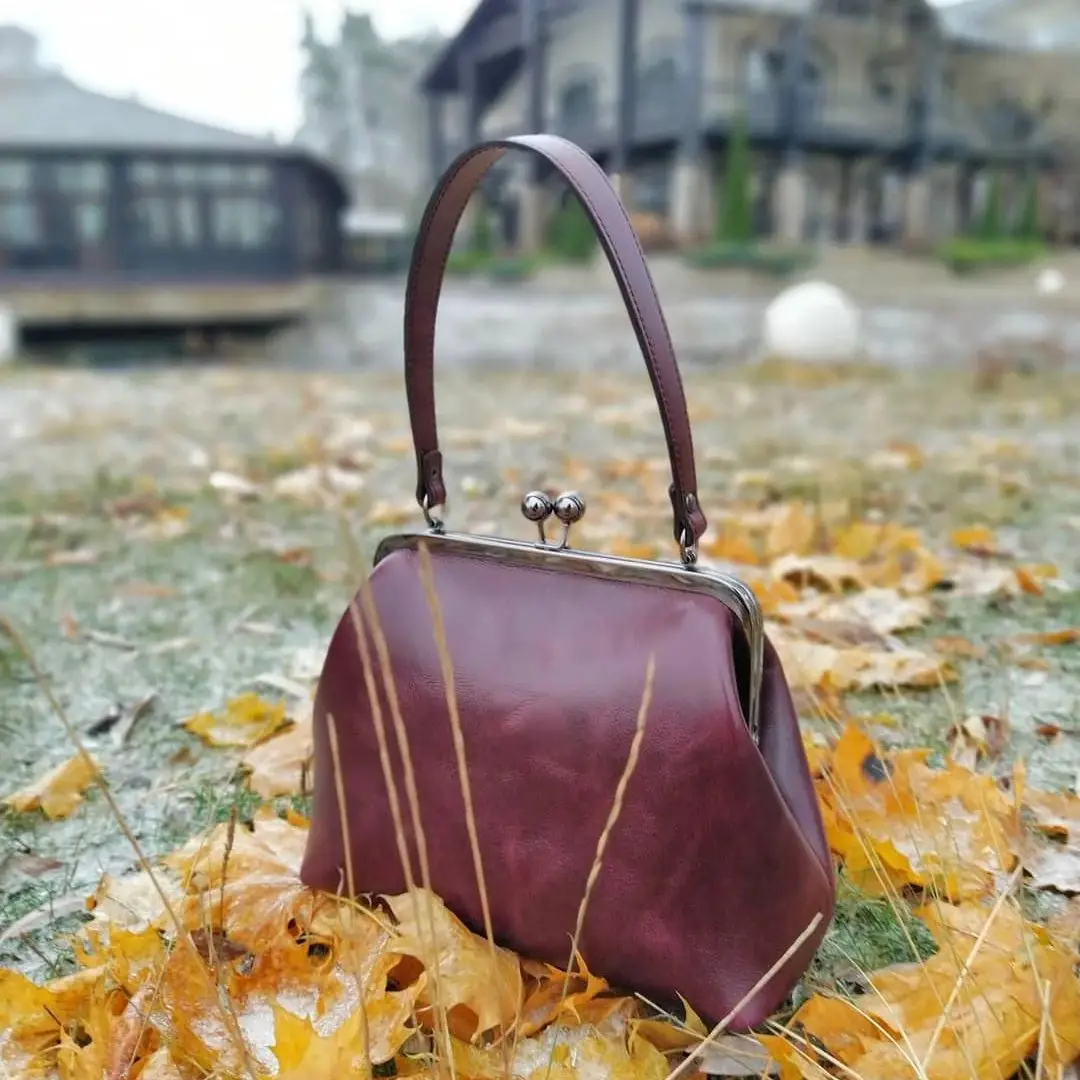 Потерянная винтажная большая художественная кожа, старинный металлический каркас, твердая сумка, металлическая ручка на локте с замком, с цепочками 25x20x9 см
Потерянная винтажная большая художественная кожа, старинный металлический каркас, твердая сумка, металлическая ручка на локте с замком, с цепочками 25x20x9 см