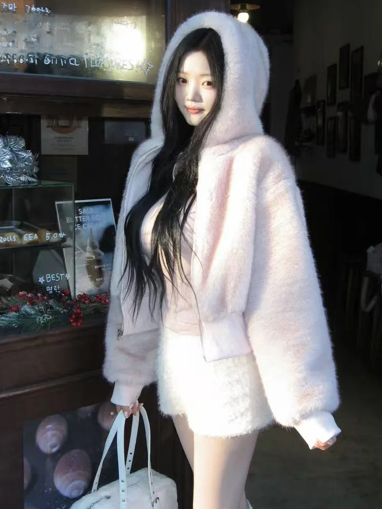 Корейская мягкая утепленная пушистая короткая куртка-жакет для женщин, новая зимняя модель на молнии, свободный свитшот из плюша, повседневная уличная одежда
Корейская мягкая утепленная пушистая короткая куртка-жакет для женщин, новая зимняя модель на молнии, свободный свитшот из плюша, повседневная уличная одежда