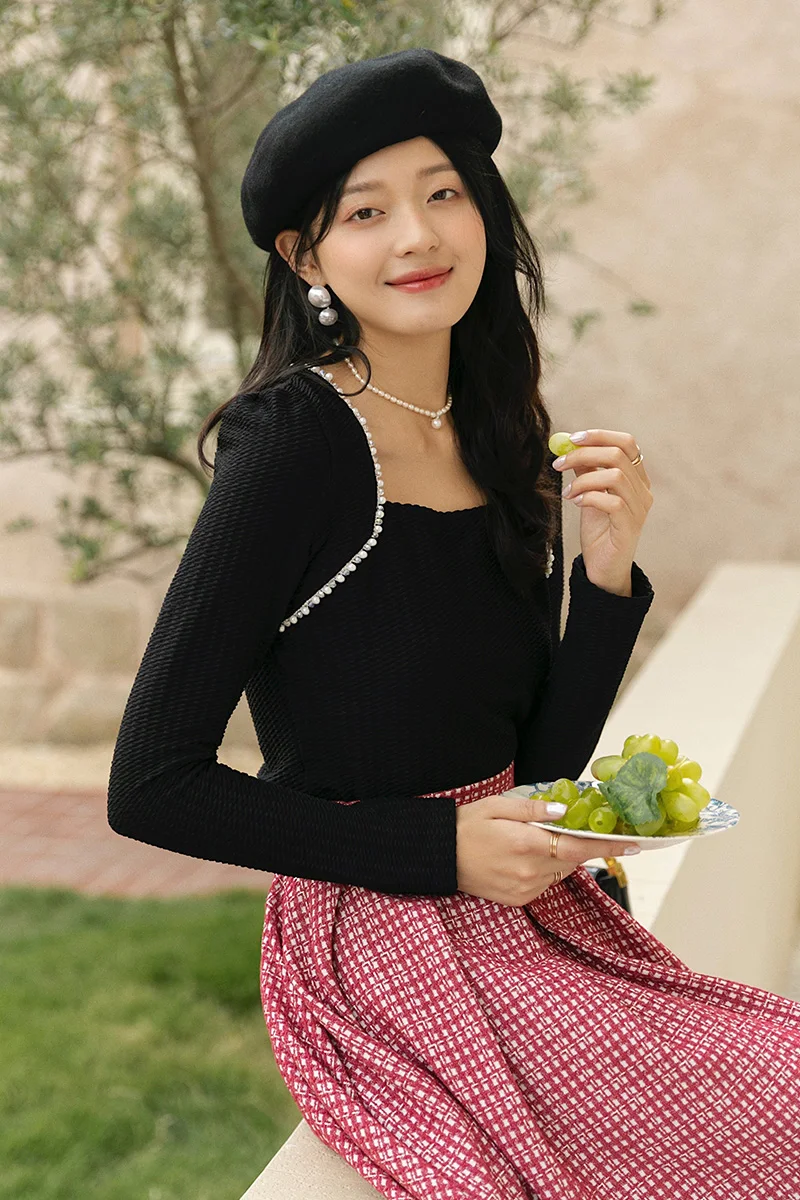 Versatile Short Sleeveless Knitted Top for Women Square Collar Long Sleeve Black Knitted Shirt Retro Commute Style Slim Fit
Versatile Short Sleeveless Knitted Top for Women Square Collar Long Sleeve Black Knitted Shirt Retro Commute Style Slim Fit