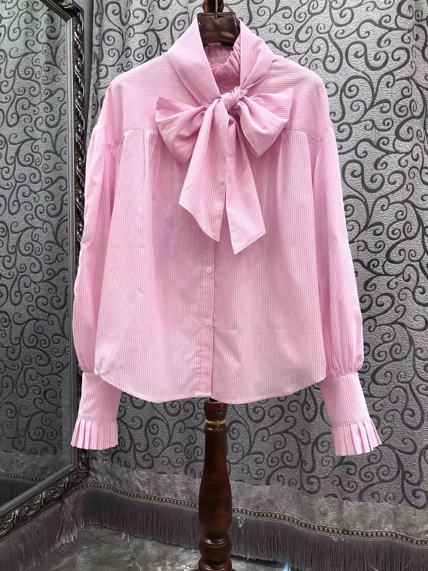 Рубашки из 100% хлопка 2026 Весенняя модельерская женская рубашка с воротником-бабочкой в полоску с цветочной вышивкой и длинным рукавом Синие розовые рубашки
Рубашки из 100% хлопка 2026 Весенняя модельерская женская рубашка с воротником-бабочкой в полоску с цветочной вышивкой и длинным рукавом Синие розовые рубашки