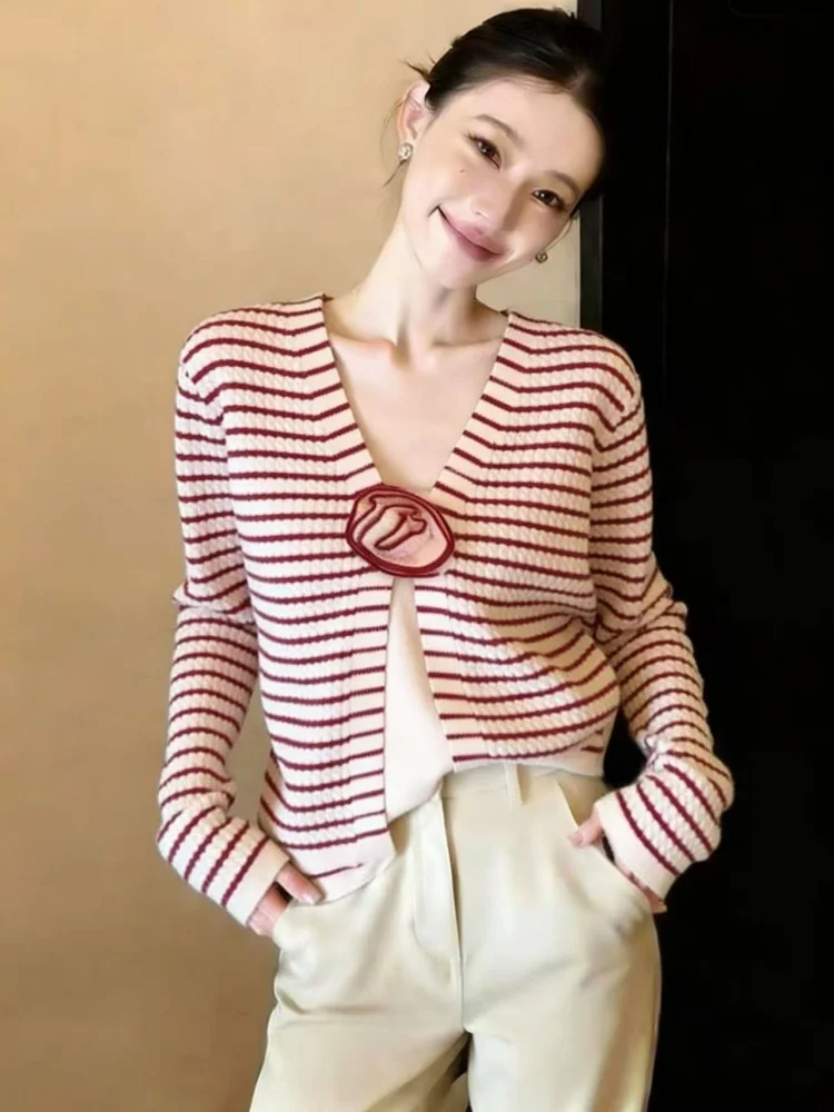 Dopamine Striped V-neck Knitwear Women's Spring Autumn New Elegant Fake Two-Piece Top Knot Fashion Korean Style
Dopamine Striped V-neck Knitwear Women's Spring Autumn New Elegant Fake Two-Piece Top Knot Fashion Korean Style