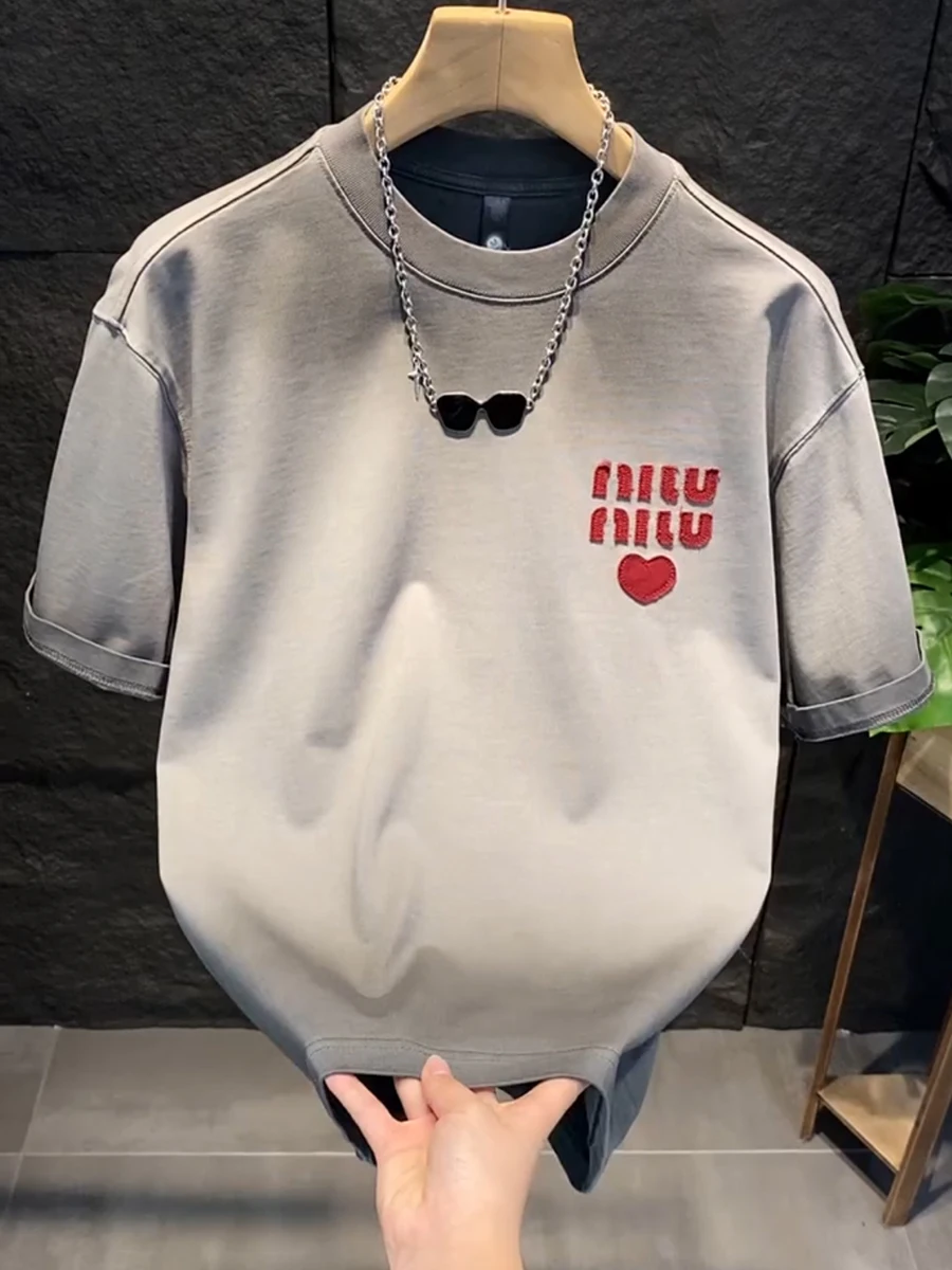 Модная мужская футболка лето 2025: повседневная, с эффектом потертости, в американском стиле, с коротким рукавом, круглым вырезом и графическим принтом
Модная мужская футболка лето 2025: повседневная, с эффектом потертости, в американском стиле, с коротким рукавом, круглым вырезом и графическим принтом