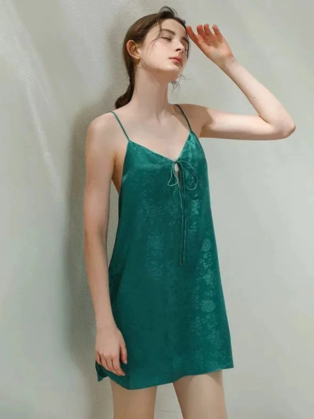 Pure Desire Floral Embroidery V-Neck Hollow out Strap Sleepwear plus Size Comfortable Home Clothes Sleeveless Mid-Length
Pure Desire Floral Embroidery V-Neck Hollow out Strap Sleepwear plus Size Comfortable Home Clothes Sleeveless Mid-Length