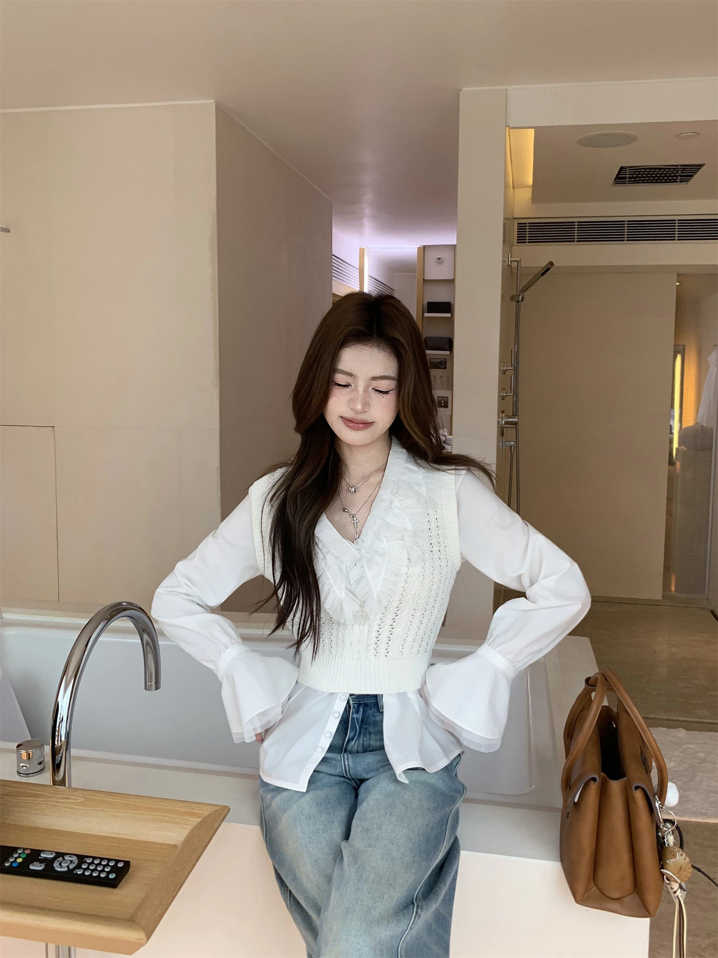 Ele ort Knitted Vest Deep V-Ne Svel Hollow out Design White Color Spring Faion College Sle Cotton Blend Fabric
Ele ort Knitted Vest Deep V-Ne Svel Hollow out Design White Color Spring Faion College Sle Cotton Blend Fabric