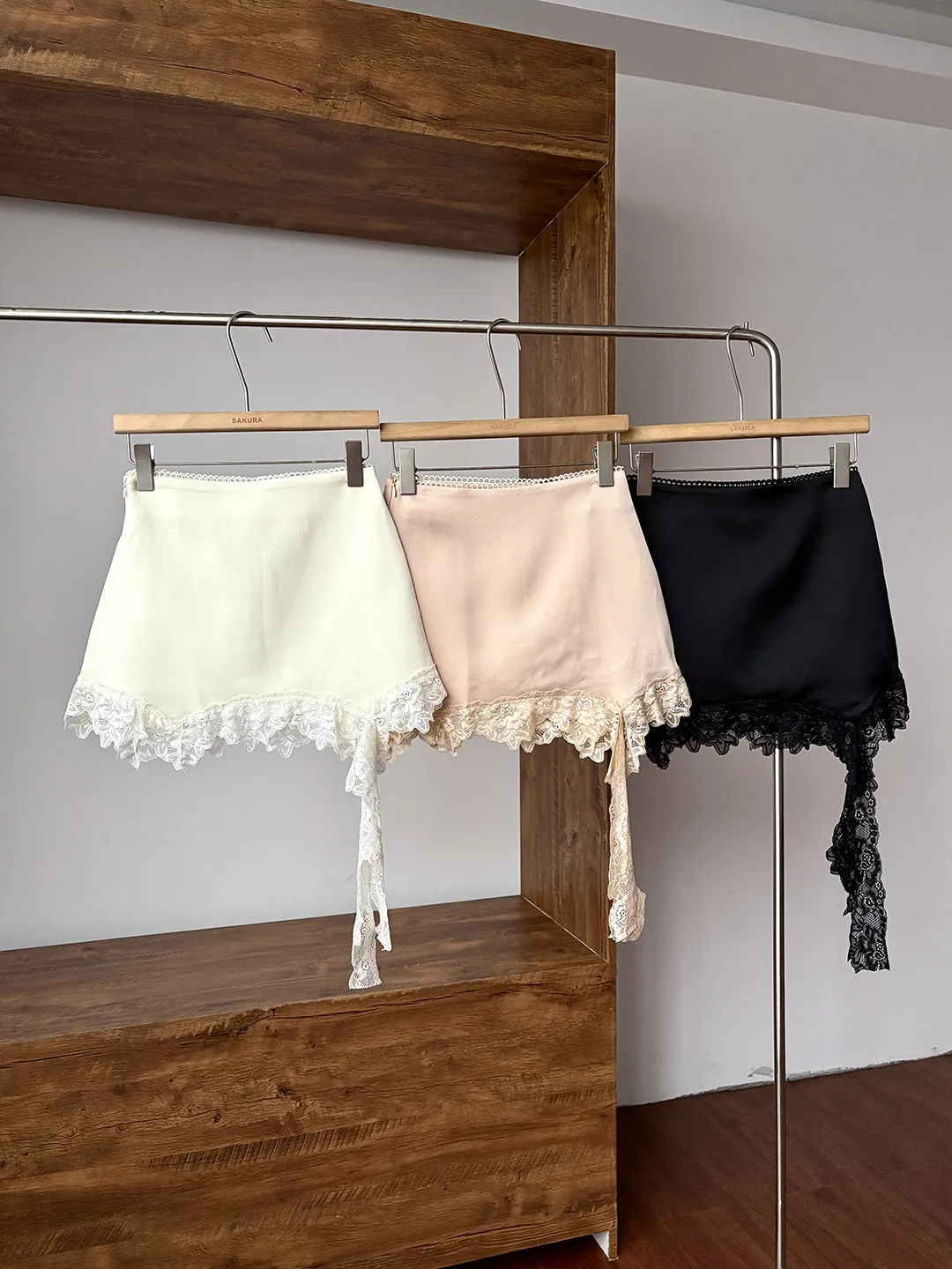 Women's Summer Irregular Lace Hem A Line Short Skirt Lady Streetwear High Waist Solid Color Asymmetrical Mini Skirt
Women's Summer Irregular Lace Hem A Line Short Skirt Lady Streetwear High Waist Solid Color Asymmetrical Mini Skirt