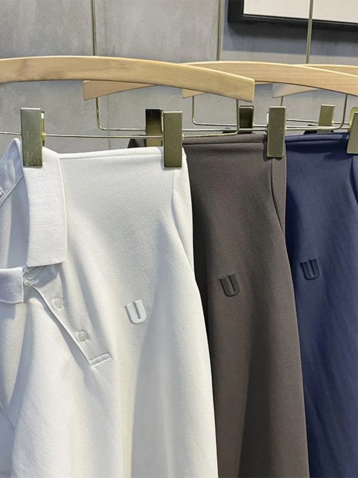 Мужская футболка Busin Casual с отложным воротником, дышащая, однотонная, летняя, модная, с нашивкой-буквой U, из хлопка
Мужская футболка Busin Casual с отложным воротником, дышащая, однотонная, летняя, модная, с нашивкой-буквой U, из хлопка