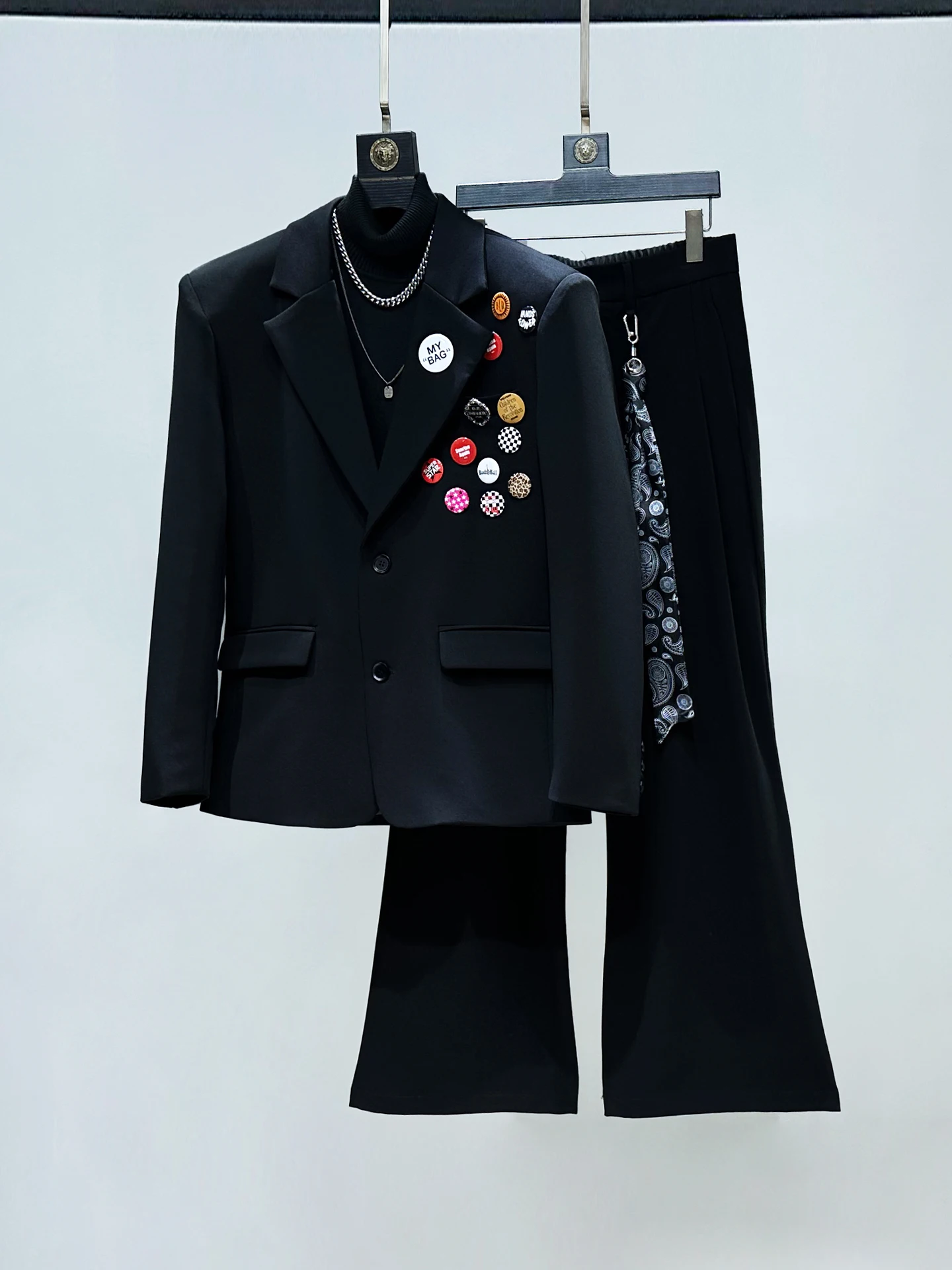 Original Faionable Men's Suit Set with Padded oulder And Flared Pants Bae Chest Pin Casual Spring Autumn Wear
Original Faionable Men's Suit Set with Padded oulder And Flared Pants Bae Chest Pin Casual Spring Autumn Wear