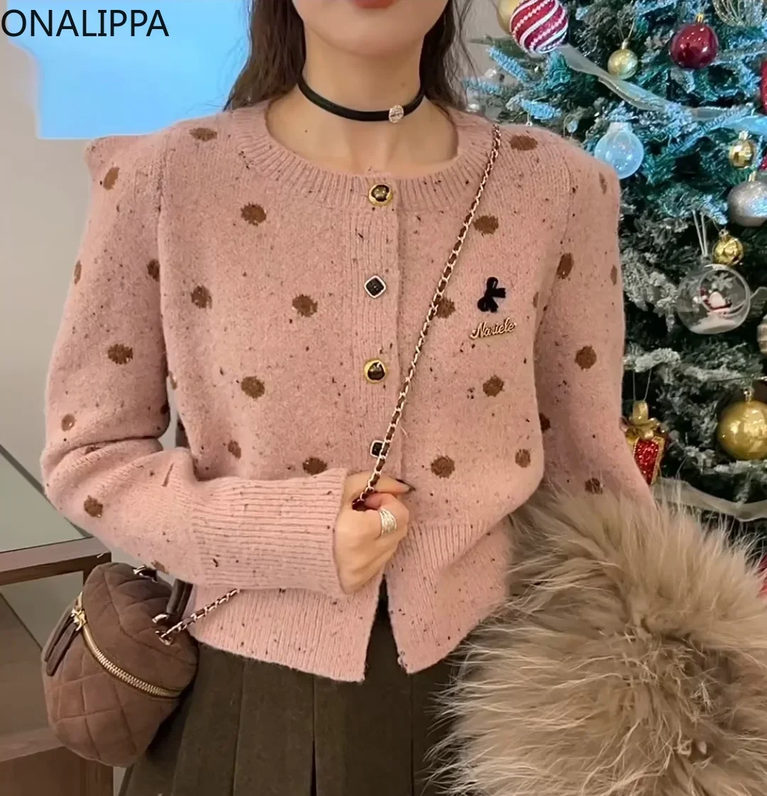 Onalippa маленький ароматный кардиган в горошек женский однобортный шикарный дизайн вязаные кардиганы милый свитер во французском стиле
Onalippa маленький ароматный кардиган в горошек женский однобортный шикарный дизайн вязаные кардиганы милый свитер во французском стиле