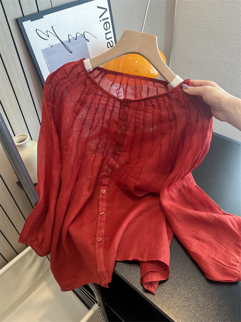 Ретро-блузка в гонконгском стиле с длинными рукавами, красная, женская, свободного кроя, повседневная, с круглым вырезом, плиссированная, летняя, уникальная, с защитой от солнца
Ретро-блузка в гонконгском стиле с длинными рукавами, красная, женская, свободного кроя, повседневная, с круглым вырезом, плиссированная, летняя, уникальная, с защитой от солнца