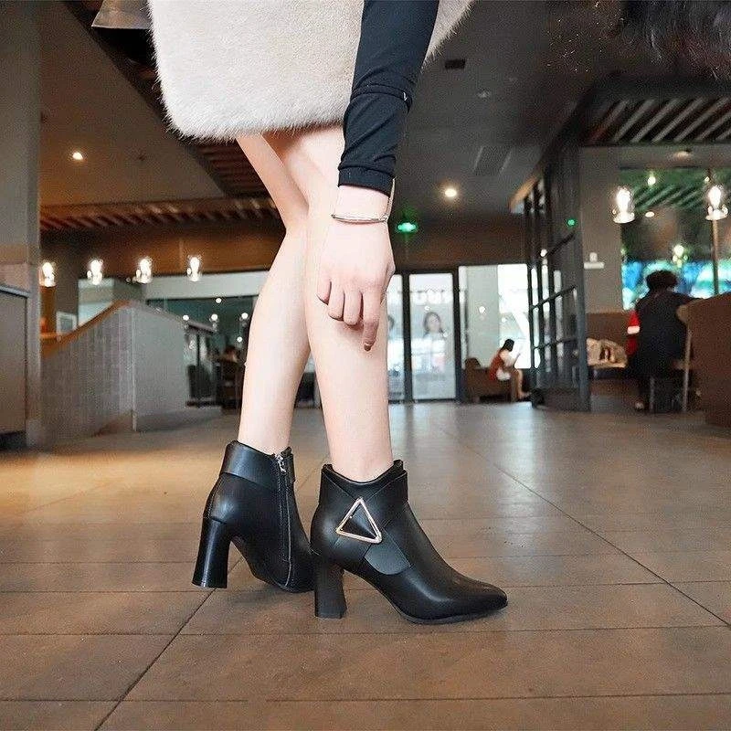 NewWomen's Autumn Winter High-Heeled Boots Fashionable Ladies Ankle Booties Comfortable Leather Shoes for Fall Winter Season
NewWomen's Autumn Winter High-Heeled Boots Fashionable Ladies Ankle Booties Comfortable Leather Shoes for Fall Winter Season