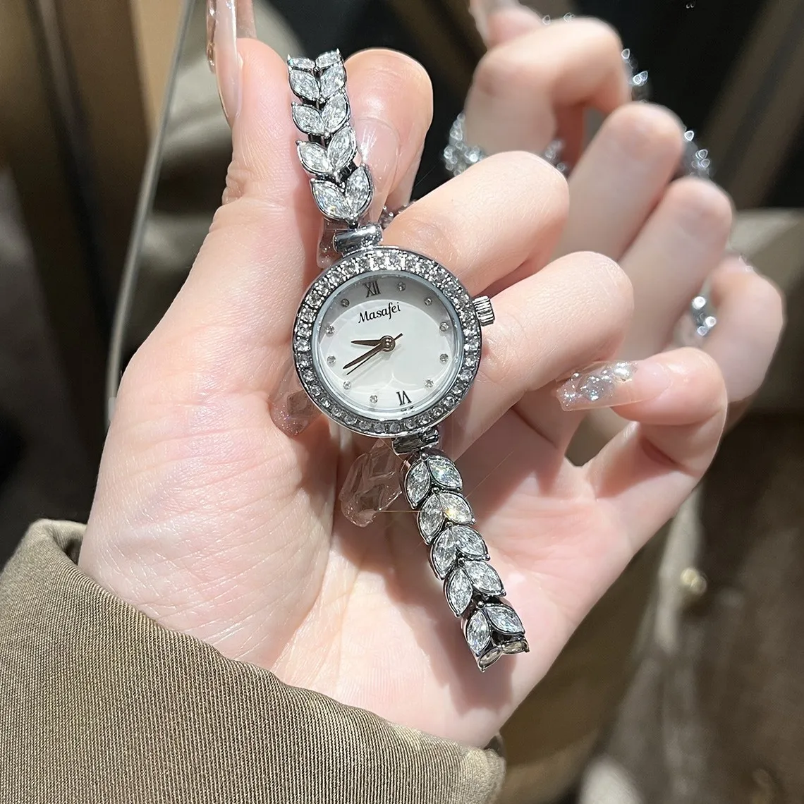 Часы для женщин Reloj Mujer Mermaid Chain Light Роскошный браслет с бриллиантами Женские модные кварцевые часы Montres Femmes
Часы для женщин Reloj Mujer Mermaid Chain Light Роскошный браслет с бриллиантами Женские модные кварцевые часы Montres Femmes