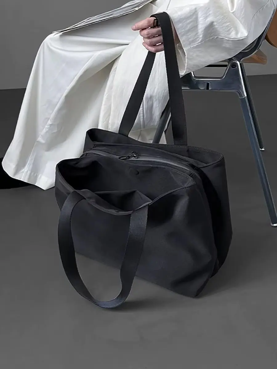 High end single shoulder niche nylon cloth tote bag for women, large capacity multi compartment computer bag, mommy bag
High end single shoulder niche nylon cloth tote bag for women, large capacity multi compartment computer bag, mommy bag