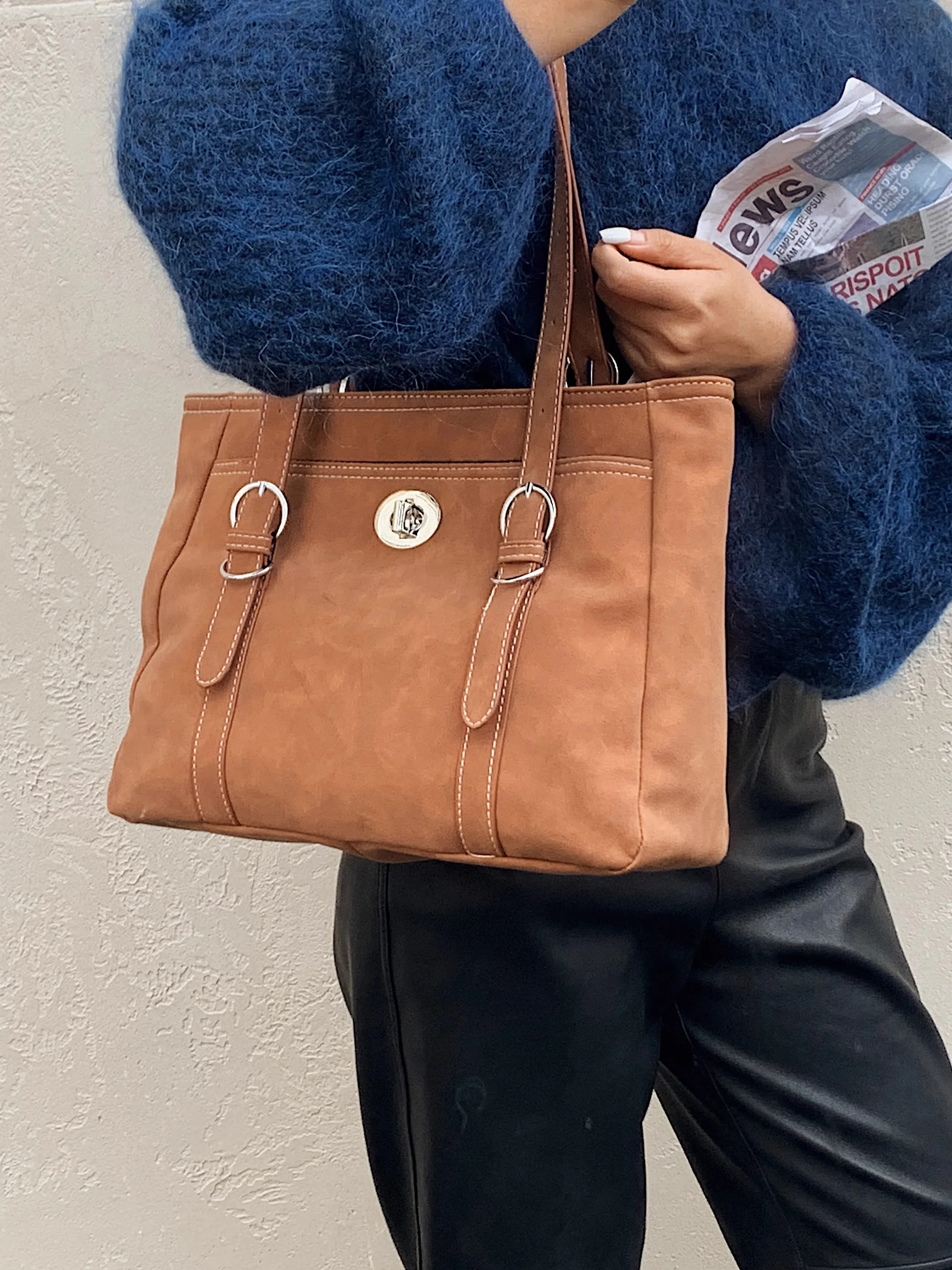 Briti Retro Double Bule Tote Bag Women Large Capaci Versatile Commuter Bag High-End Casual Single oulder Big Bag
Briti Retro Double Bule Tote Bag Women Large Capaci Versatile Commuter Bag High-End Casual Single oulder Big Bag