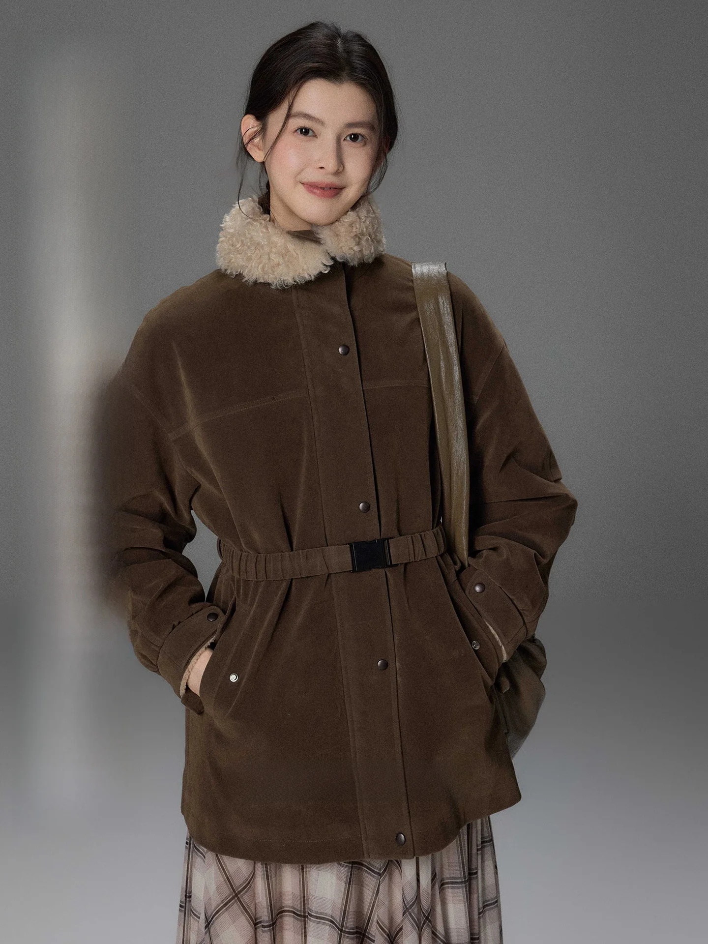 Warm Faux Fur Collar Oversize Lapel Retro Workwear Sle Women's Parka Coat Autumn Winter Cotton Clothes Design by Er Yang
Warm Faux Fur Collar Oversize Lapel Retro Workwear Sle Women's Parka Coat Autumn Winter Cotton Clothes Design by Er Yang