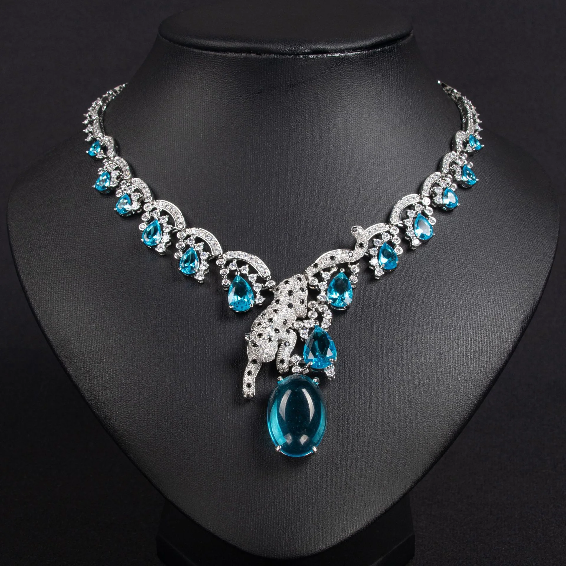 Retro Court Leopard Topaz Blue Water Drop Zircon Necklace High Grade Luxury Jewelry Wholesale For Women
Retro Court Leopard Topaz Blue Water Drop Zircon Necklace High Grade Luxury Jewelry Wholesale For Women