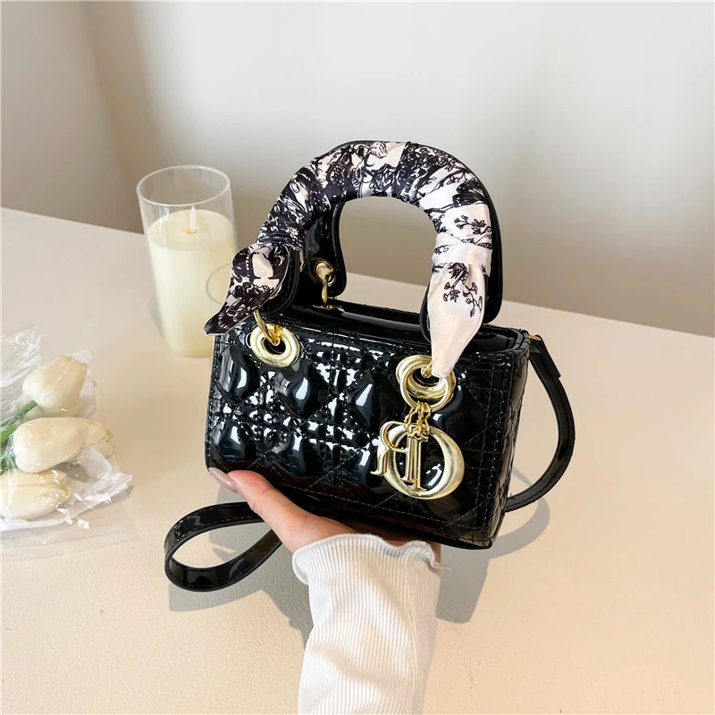 Fashionable Leather Crossbody Bag Elegant Minimalist Tote For Women Designer Paris Vintage Style Large Capacity Commuter Purse
Fashionable Leather Crossbody Bag Elegant Minimalist Tote For Women Designer Paris Vintage Style Large Capacity Commuter Purse