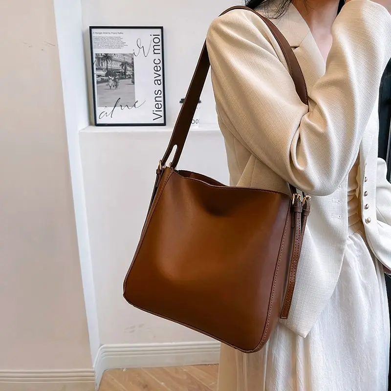 High Capacity Solid PU Zipper Crossbody Bag Hot Selling Soft Simple Versatile Handbag Buckle Simple Fashion Shoulder Bag E5920
High Capacity Solid PU Zipper Crossbody Bag Hot Selling Soft Simple Versatile Handbag Buckle Simple Fashion Shoulder Bag E5920