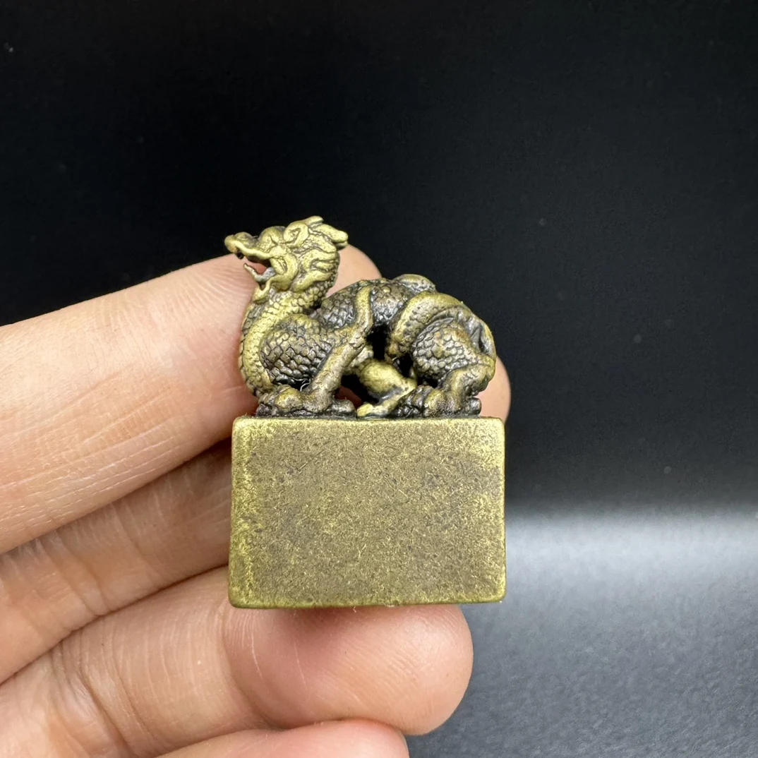 Китайская Ретро Чистая латунь Твердая бронза зеленый дракон уплотнение старая бронза Бог чудовище overprint украшение для стола
Китайская Ретро Чистая латунь Твердая бронза зеленый дракон уплотнение старая бронза Бог чудовище overprint украшение для стола