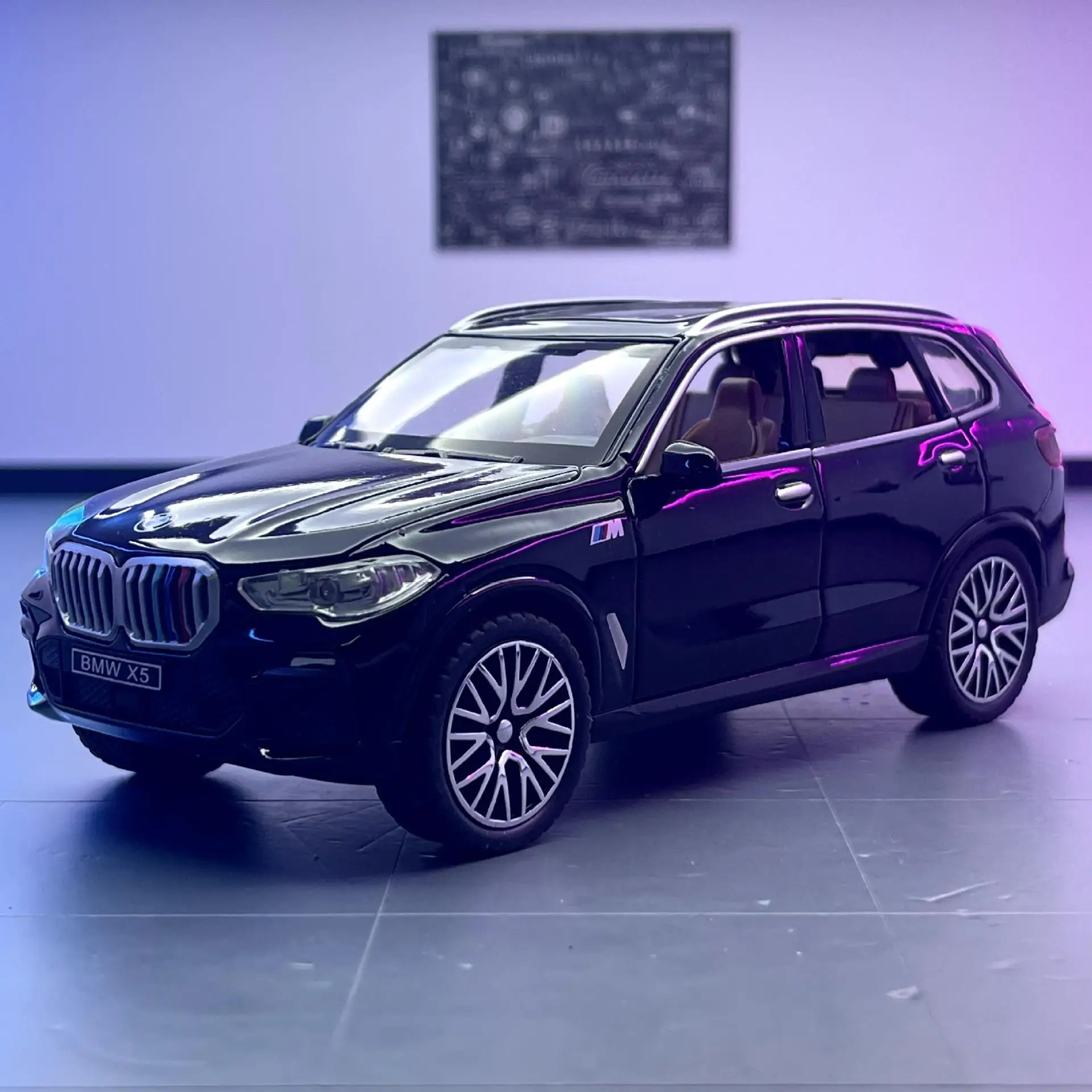 Масштаб 1:32, модель автомобиля из сплава X5, игрушка с подсветкой и звуками, идеальный подарок для детей, копия коллекционных гонок
Масштаб 1:32, модель автомобиля из сплава X5, игрушка с подсветкой и звуками, идеальный подарок для детей, копия коллекционных гонок