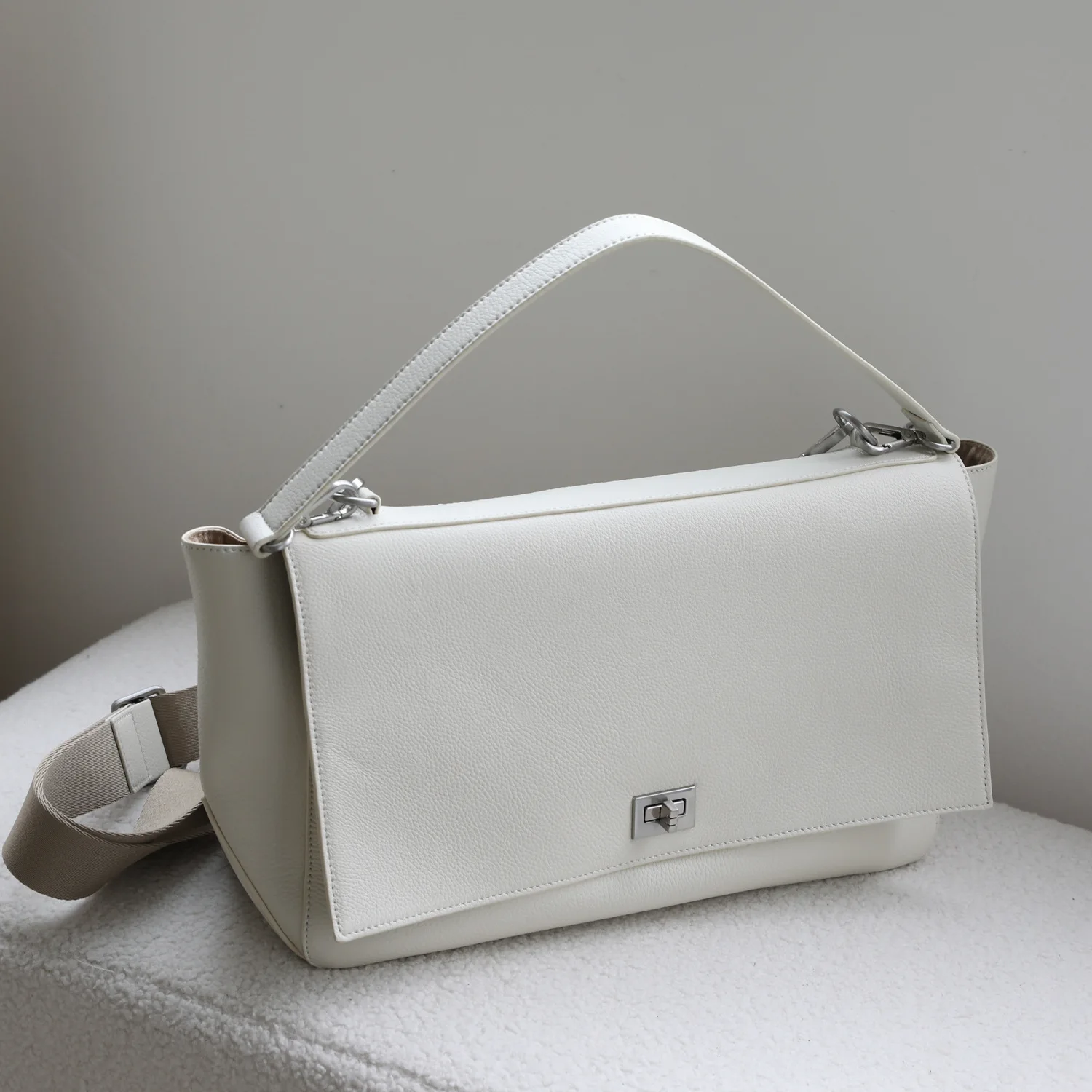 First layer cowhide women tote bag 2025 classic design large capacity commuting vintage crossbody briefcase fashion shoulder bag
First layer cowhide women tote bag 2025 classic design large capacity commuting vintage crossbody briefcase fashion shoulder bag