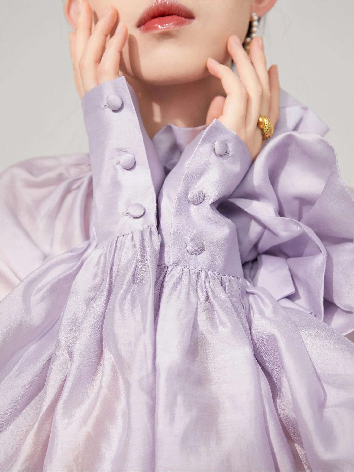 Женская модная красивая весенняя новинка: элегантный приталенный топ с длинным рукавом и воротником-стойкой для офиса
Женская модная красивая весенняя новинка: элегантный приталенный топ с длинным рукавом и воротником-стойкой для офиса