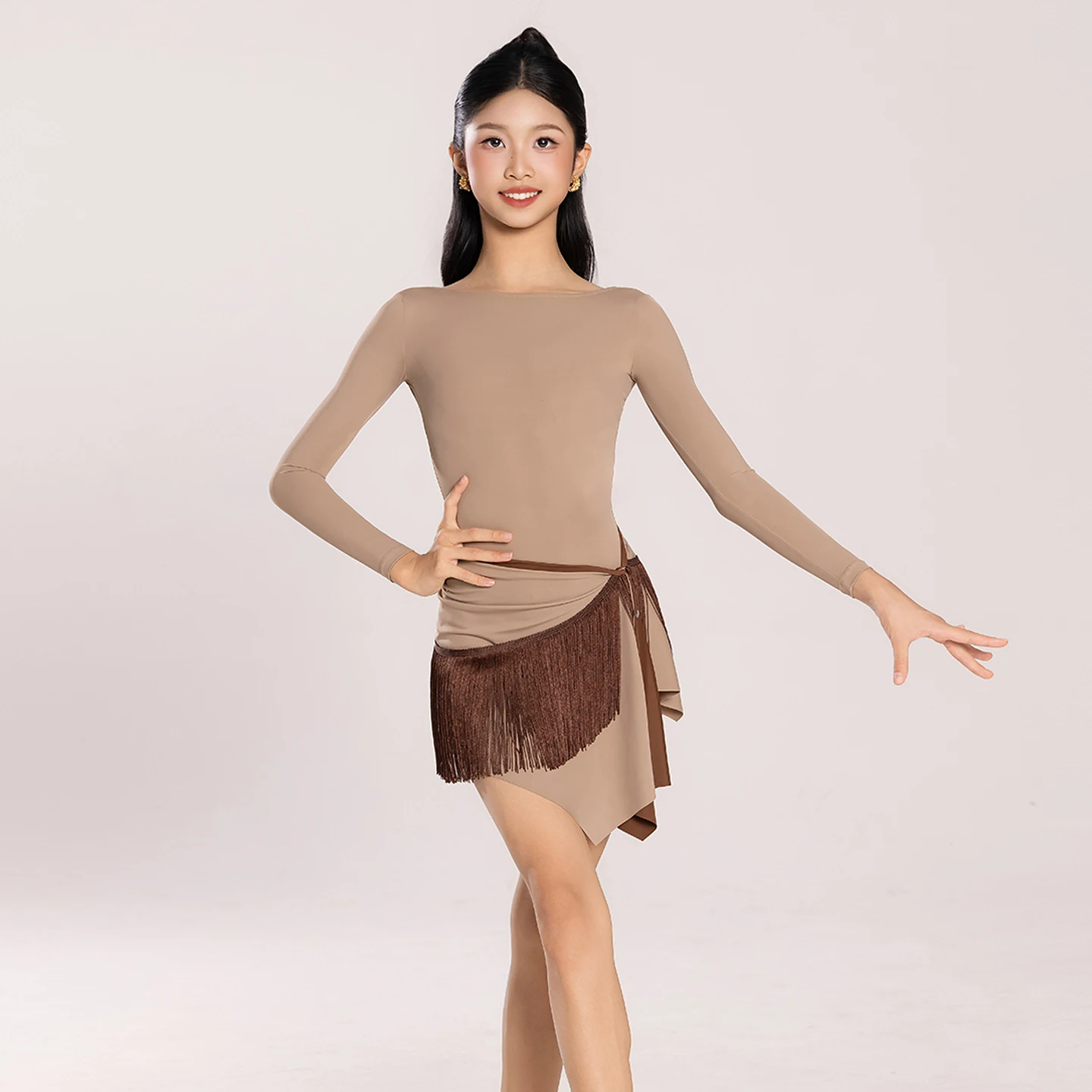 Модная одежда для латинских танцев для девочек, топ с длинными рукавами, юбка с бахромой, детские костюмы для соревнований по бальным танцам DW11071
Модная одежда для латинских танцев для девочек, топ с длинными рукавами, юбка с бахромой, детские костюмы для соревнований по бальным танцам DW11071