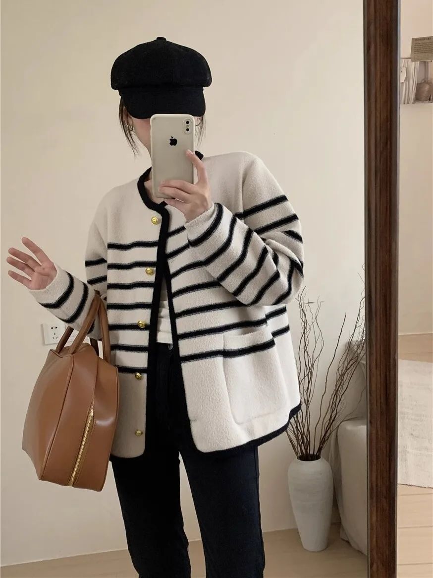 Fashion Stripe Women Fleece Knitted Jacket Round Neck Single Breasted Autumn Short Cardigan Female Casual Sweater Outerwear
Fashion Stripe Women Fleece Knitted Jacket Round Neck Single Breasted Autumn Short Cardigan Female Casual Sweater Outerwear