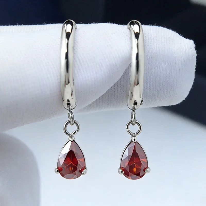 1 пара изысканных и роскошных сережек-капель с красным синтетическим муассанитом весом 0,5 карата.
1 пара изысканных и роскошных сережек-капель с красным синтетическим муассанитом весом 0,5 карата.