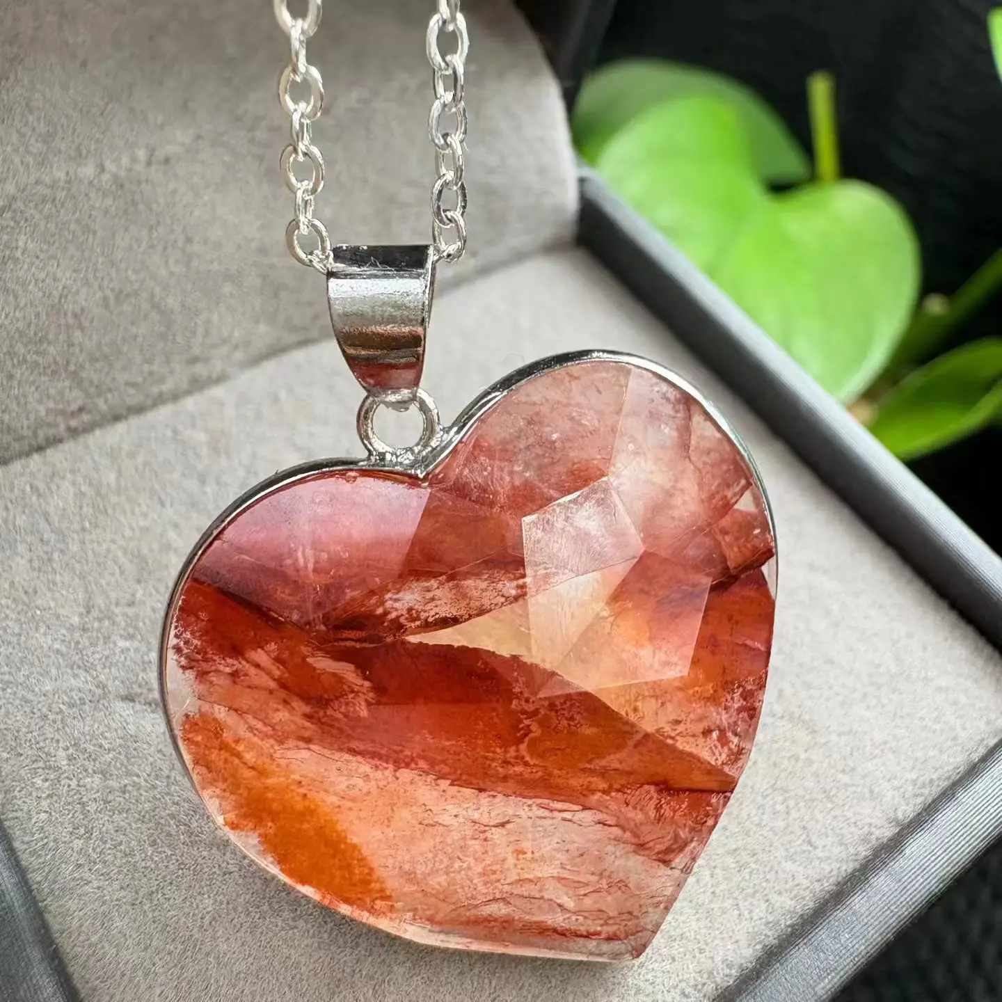 1 Pc Fengbaowu Natural Stone Red Hematoid Quartz Heart Pendant 20-25MM Heart Crystal Reiki Healing Stone Jewelry Gift For Women
1 Pc Fengbaowu Natural Stone Red Hematoid Quartz Heart Pendant 20-25MM Heart Crystal Reiki Healing Stone Jewelry Gift For Women