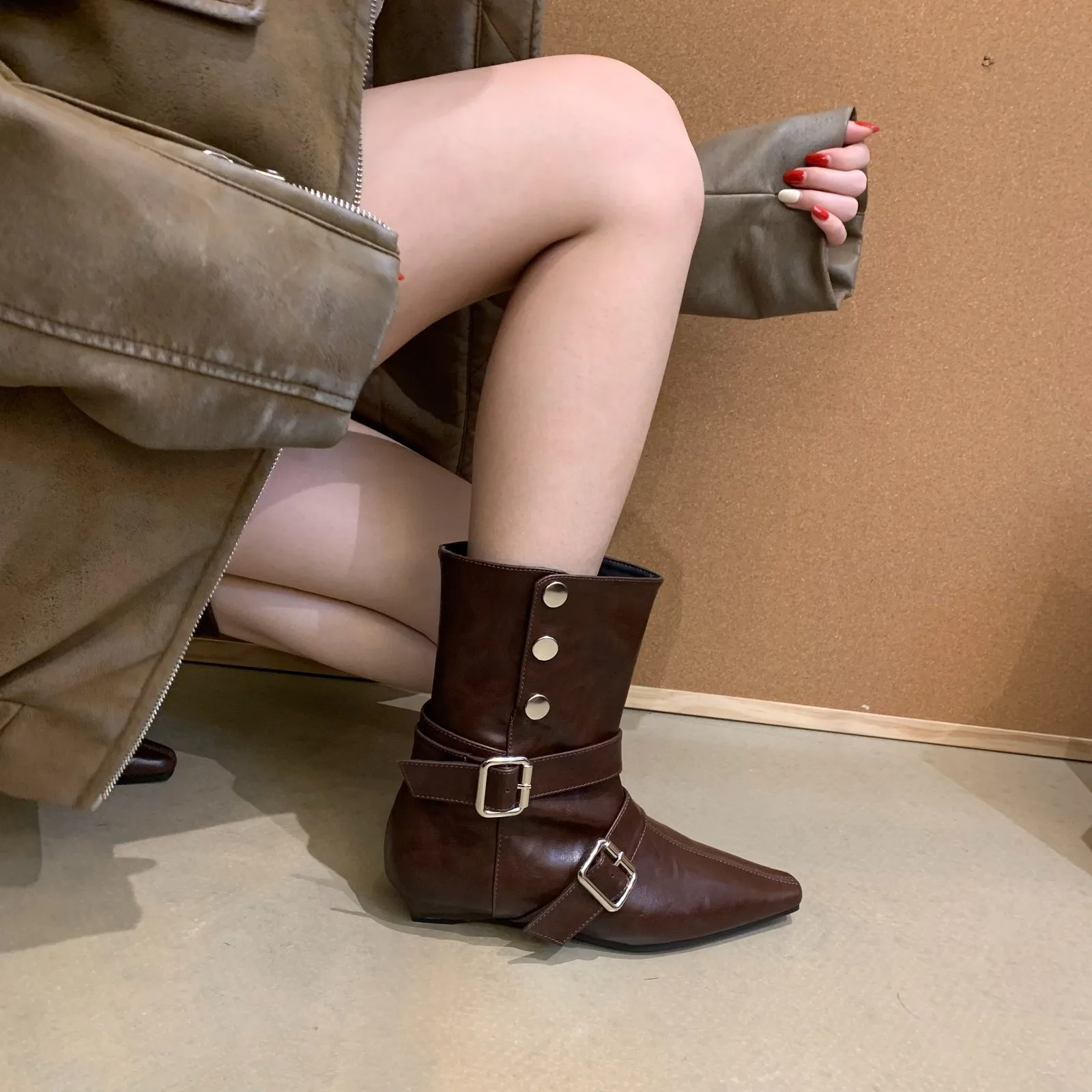 Fashionable French Retro Short Boots with Belt Buckle for Women, New Autumn and Winter Style, Slim Fit, Inner Heel L
Fashionable French Retro Short Boots with Belt Buckle for Women, New Autumn and Winter Style, Slim Fit, Inner Heel L