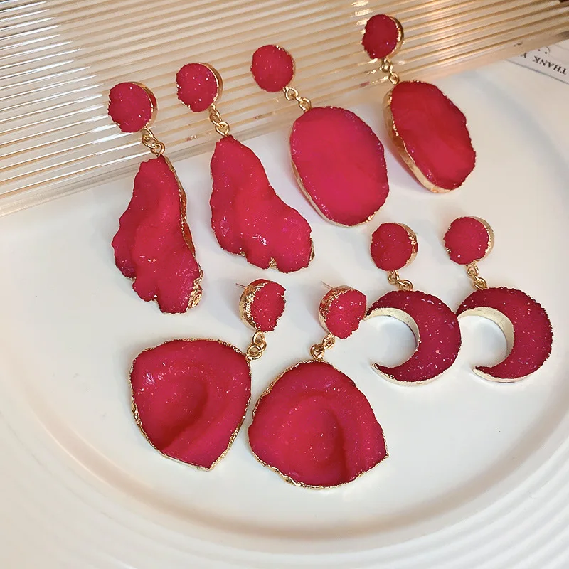 Irregular Wrinkle Romantic Rose Red Pendant Earrings For Women Charming Moon Shaped Rasin Material Accessories Date Girl Jewelry
Irregular Wrinkle Romantic Rose Red Pendant Earrings For Women Charming Moon Shaped Rasin Material Accessories Date Girl Jewelry