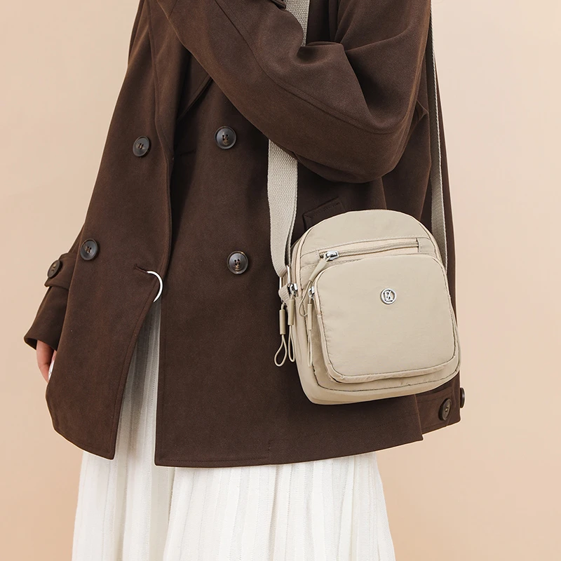 Модная сумка через плечо из ткани Оксфорд для женщин, сумка через плечо для мобильного телефона на молнии, женская многофункциональная сумка
Модная сумка через плечо из ткани Оксфорд для женщин, сумка через плечо для мобильного телефона на молнии, женская многофункциональная сумка