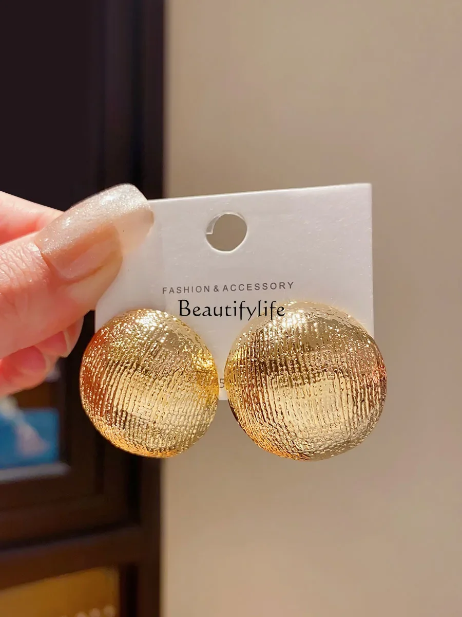Retro cold wind metal hemisphere large earrings women's European and American temperament high-end stud earrings
Retro cold wind metal hemisphere large earrings women's European and American temperament high-end stud earrings