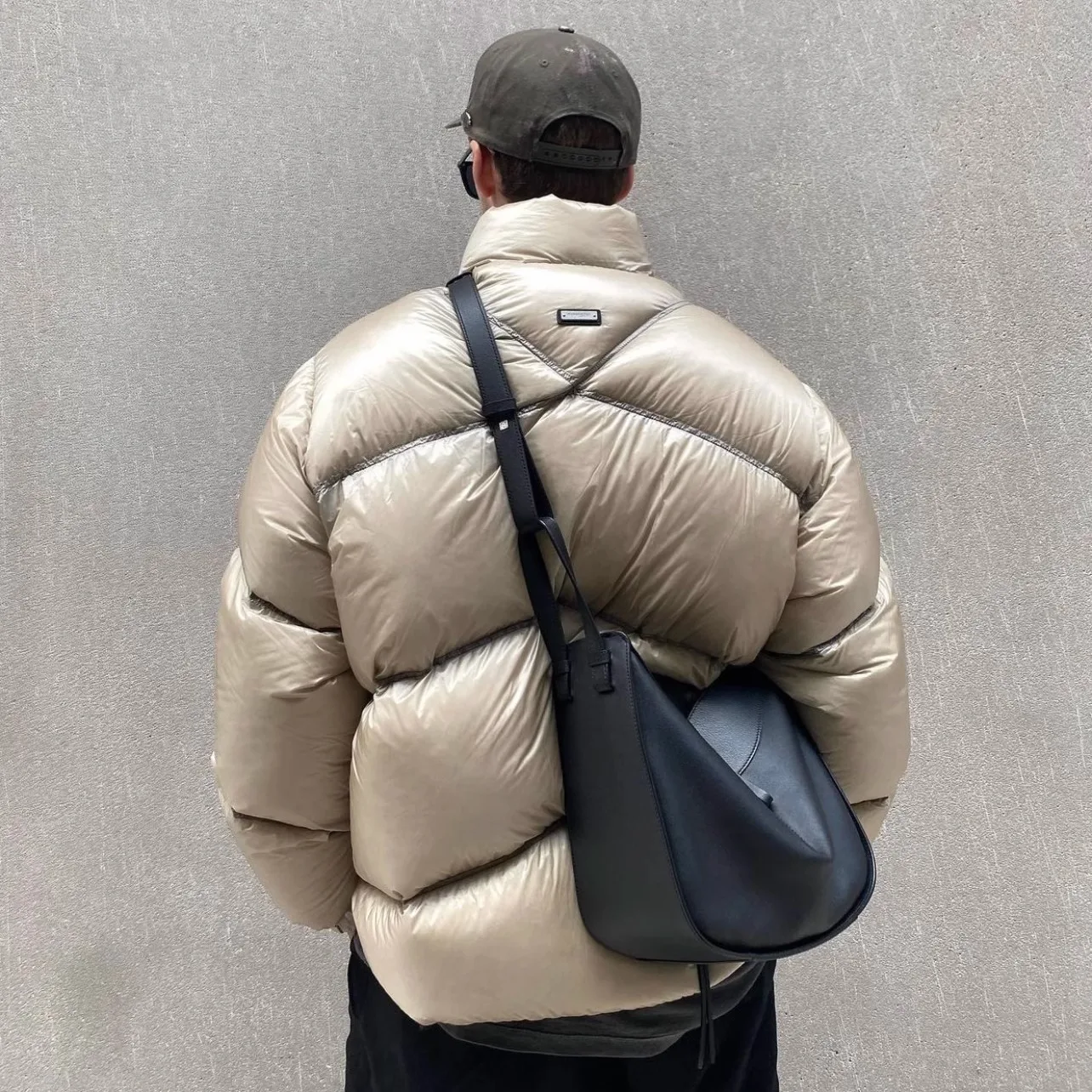 Американский Sle, простой металлический пуховый хлопковый джет для пар, модная верхняя одежда для молодежи High Street Bread Sle
Американский Sle, простой металлический пуховый хлопковый джет для пар, модная верхняя одежда для молодежи High Street Bread Sle