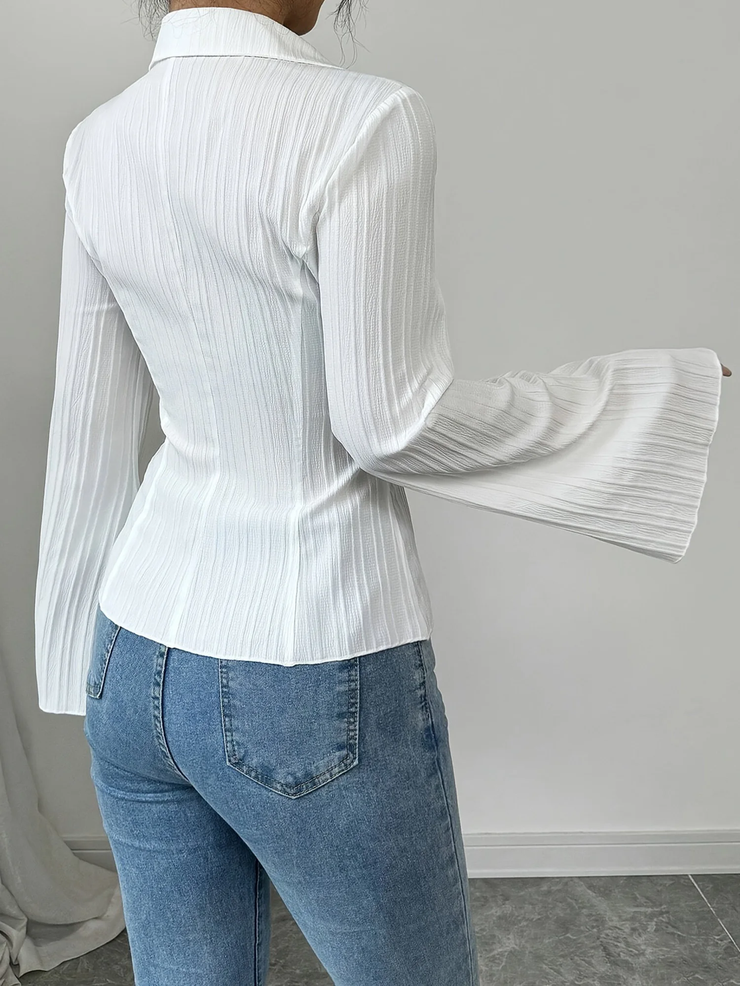 Женские плиссированные рубашки, модная однотонная блузка с длинными рукавами и лацканами с V-образным вырезом на пуговицах
Женские плиссированные рубашки, модная однотонная блузка с длинными рукавами и лацканами с V-образным вырезом на пуговицах