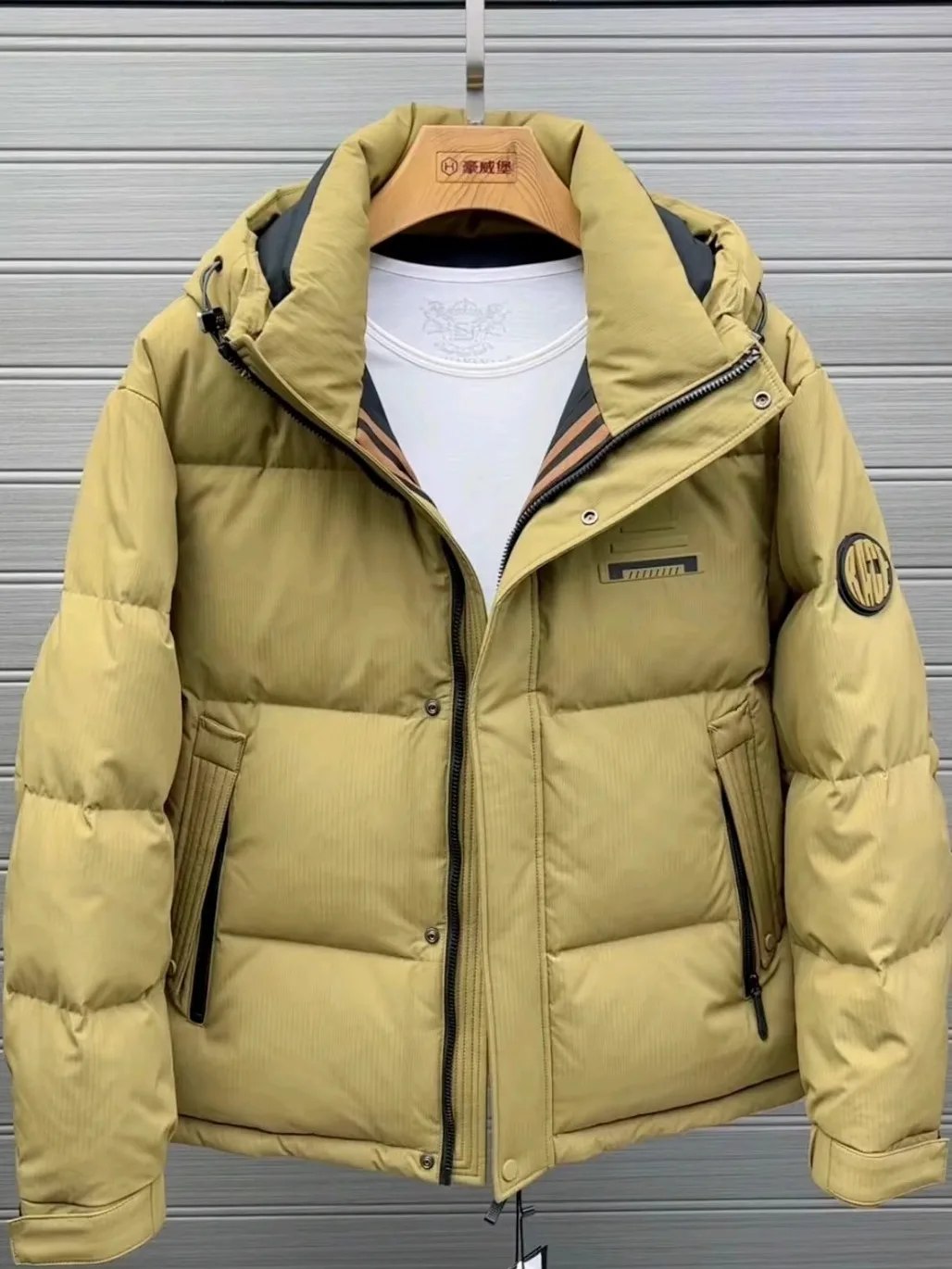 Стильная мужская пуховая куртка с капюшоном: новая осенне-зимняя коллекция, модная, универсальная, премиум-класса, приталенный крой, длинный рукав, на молнии
Стильная мужская пуховая куртка с капюшоном: новая осенне-зимняя коллекция, модная, универсальная, премиум-класса, приталенный крой, длинный рукав, на молнии