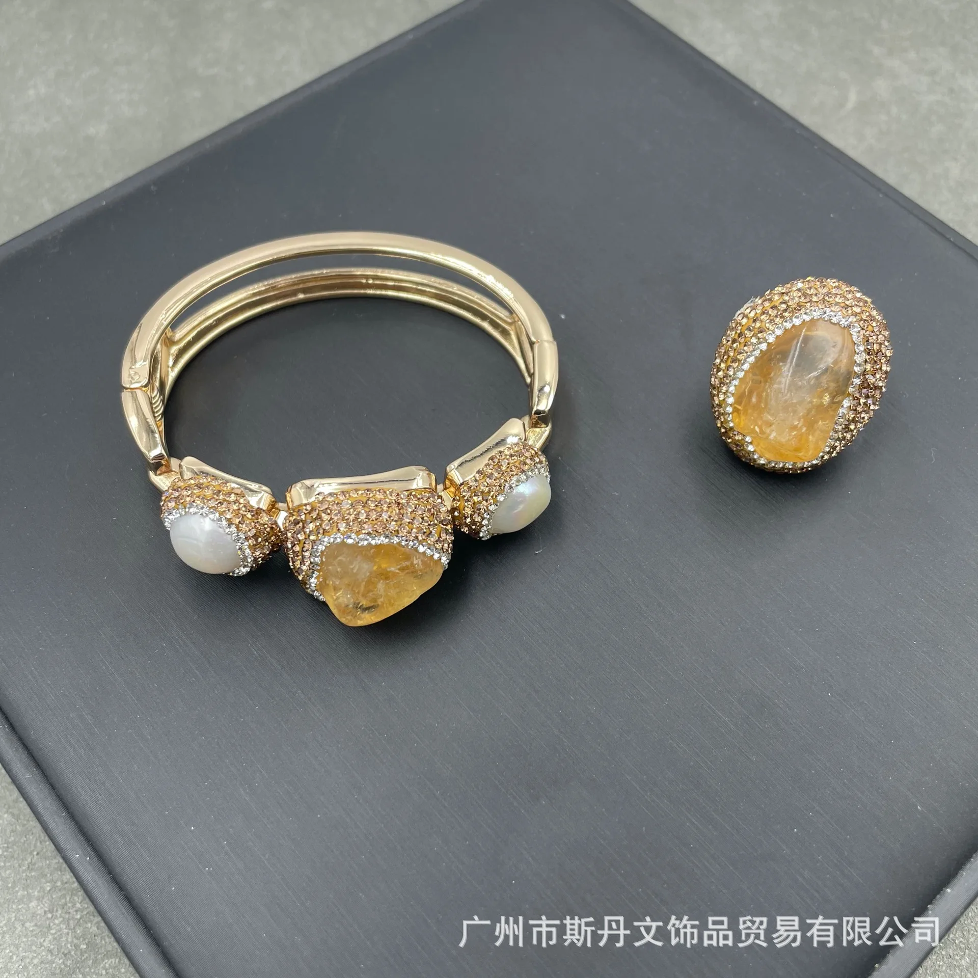 Natural raw ore citrine bracelet set inlaid baroque freshwater pearls medieval jewelry color retention bracelet ring
Natural raw ore citrine bracelet set inlaid baroque freshwater pearls medieval jewelry color retention bracelet ring