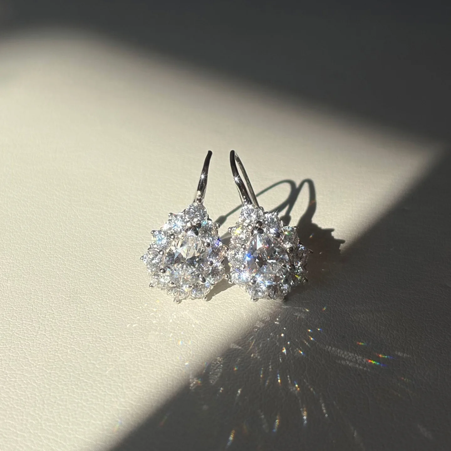 Fashion and sparkling earrings for women full diamonds snowflake beads light luxury and high-end exquisite earring jewelry gifts
Fashion and sparkling earrings for women full diamonds snowflake beads light luxury and high-end exquisite earring jewelry gifts